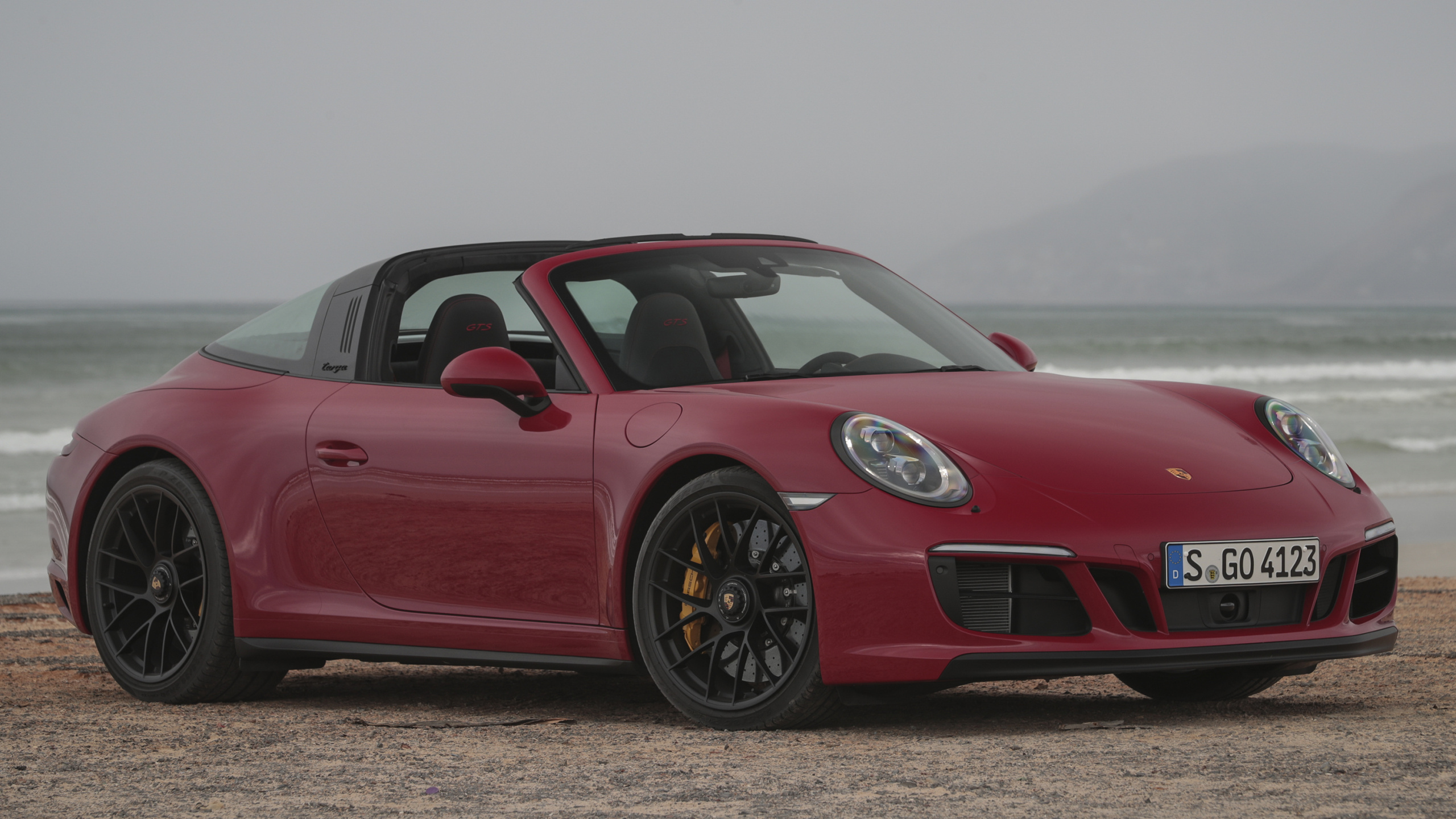 Ferrari Rojo 458 Italia en la Carretera. Wallpaper in 2560x1440 Resolution