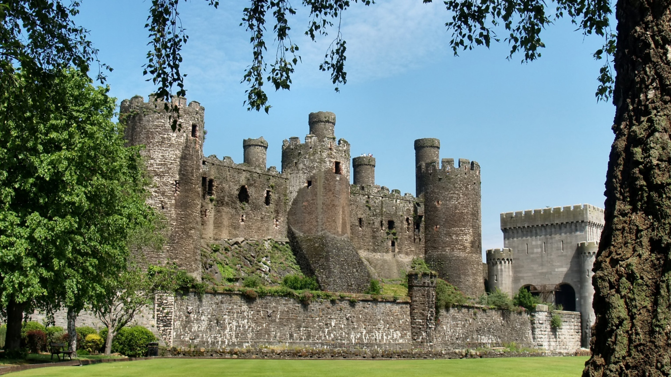 Brown Concrete Castle Under Blue Sky During Daytime. Wallpaper in 1366x768 Resolution