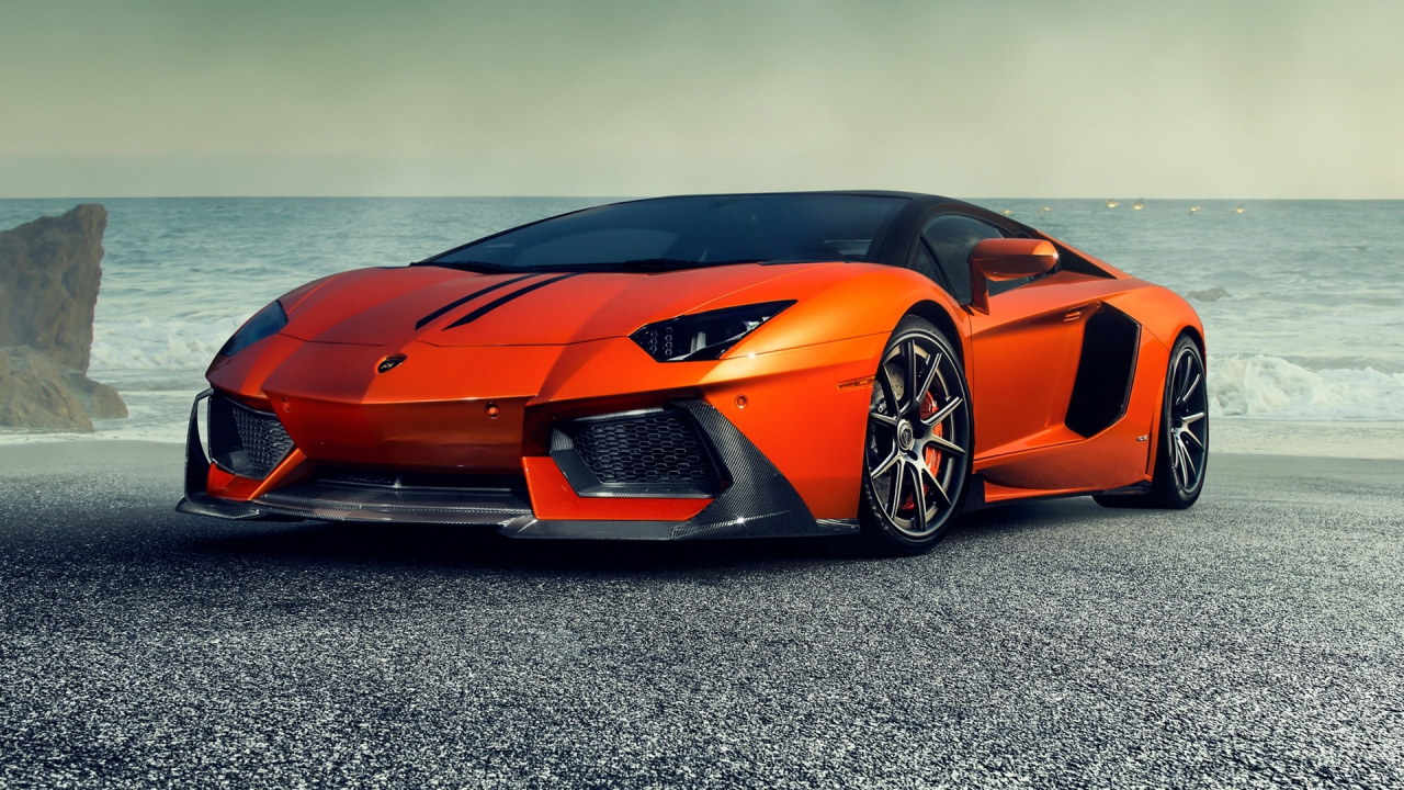 Ferrari 458 Italia Rojo Sobre Arena Gris Cerca Del Mar Durante el Día. Wallpaper in 1280x720 Resolution