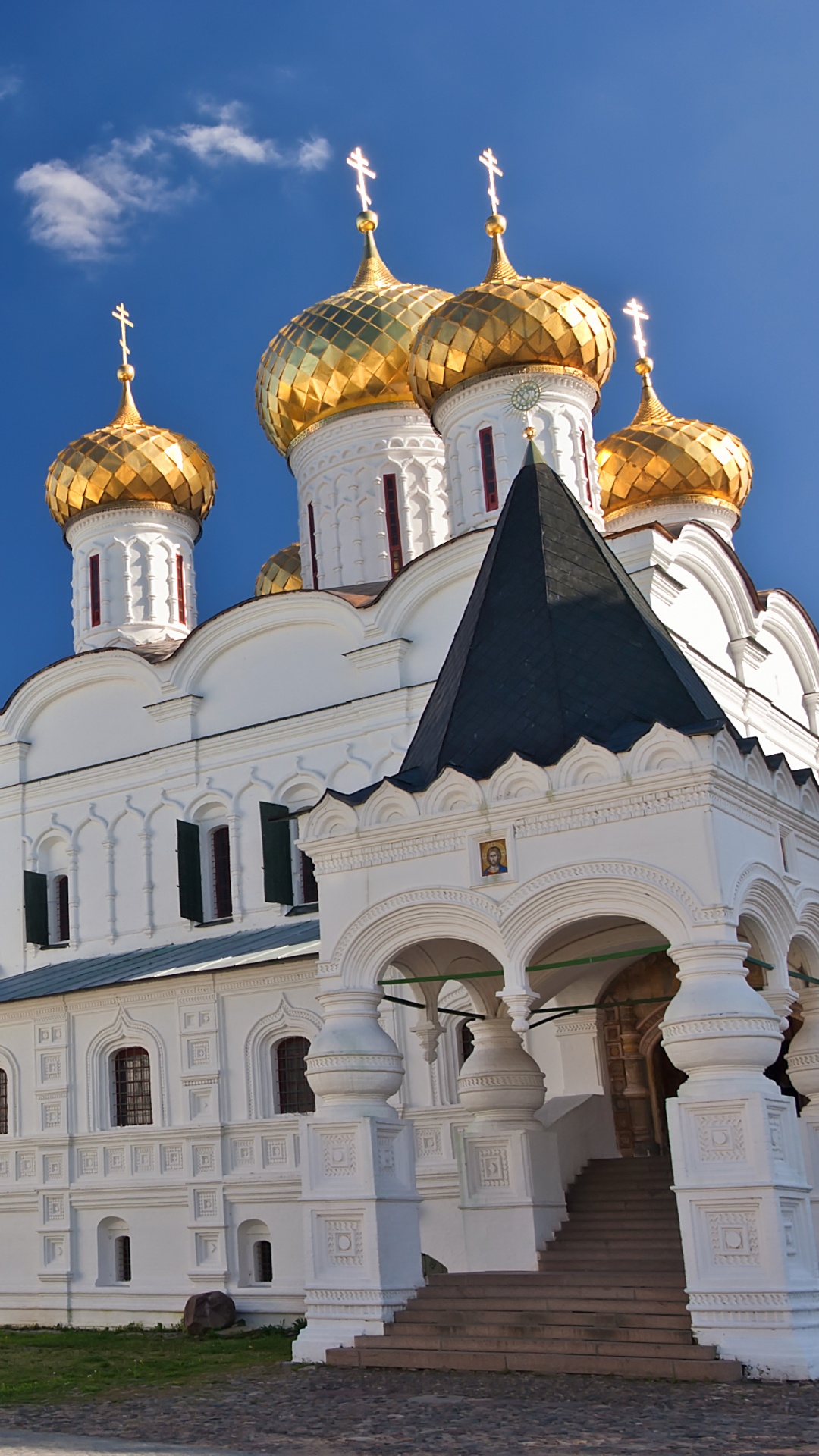 Edificio de Hormigón Blanco y Marrón Bajo un Cielo Azul Durante el Día. Wallpaper in 1080x1920 Resolution