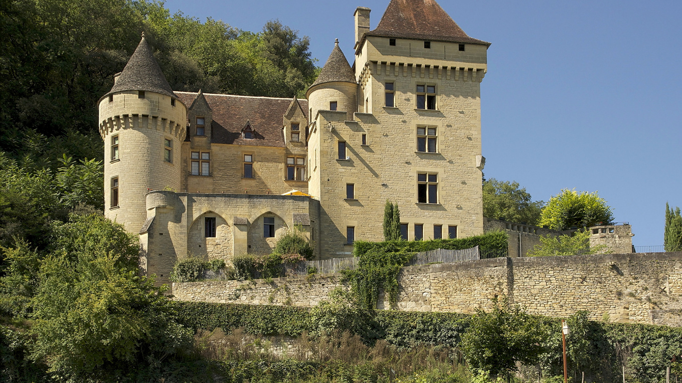 Bâtiment en Béton Gris Près Des Arbres Verts Pendant la Journée. Wallpaper in 1366x768 Resolution