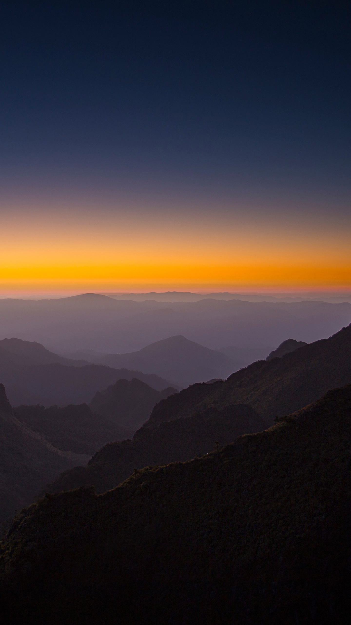 Silhouette de Montagnes Pendant le Coucher du Soleil. Wallpaper in 1440x2560 Resolution