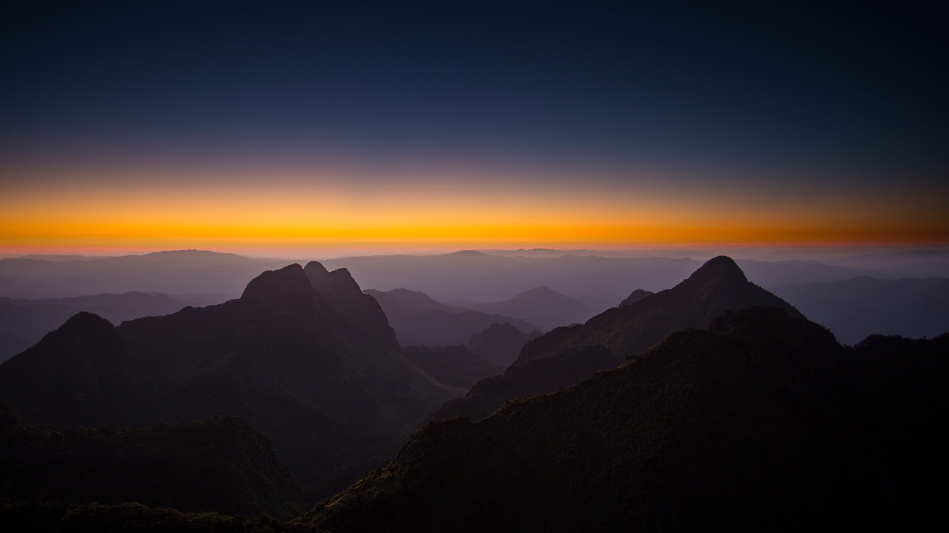 Silueta de Las Montañas Durante la Puesta de Sol. Wallpaper in 1366x768 Resolution