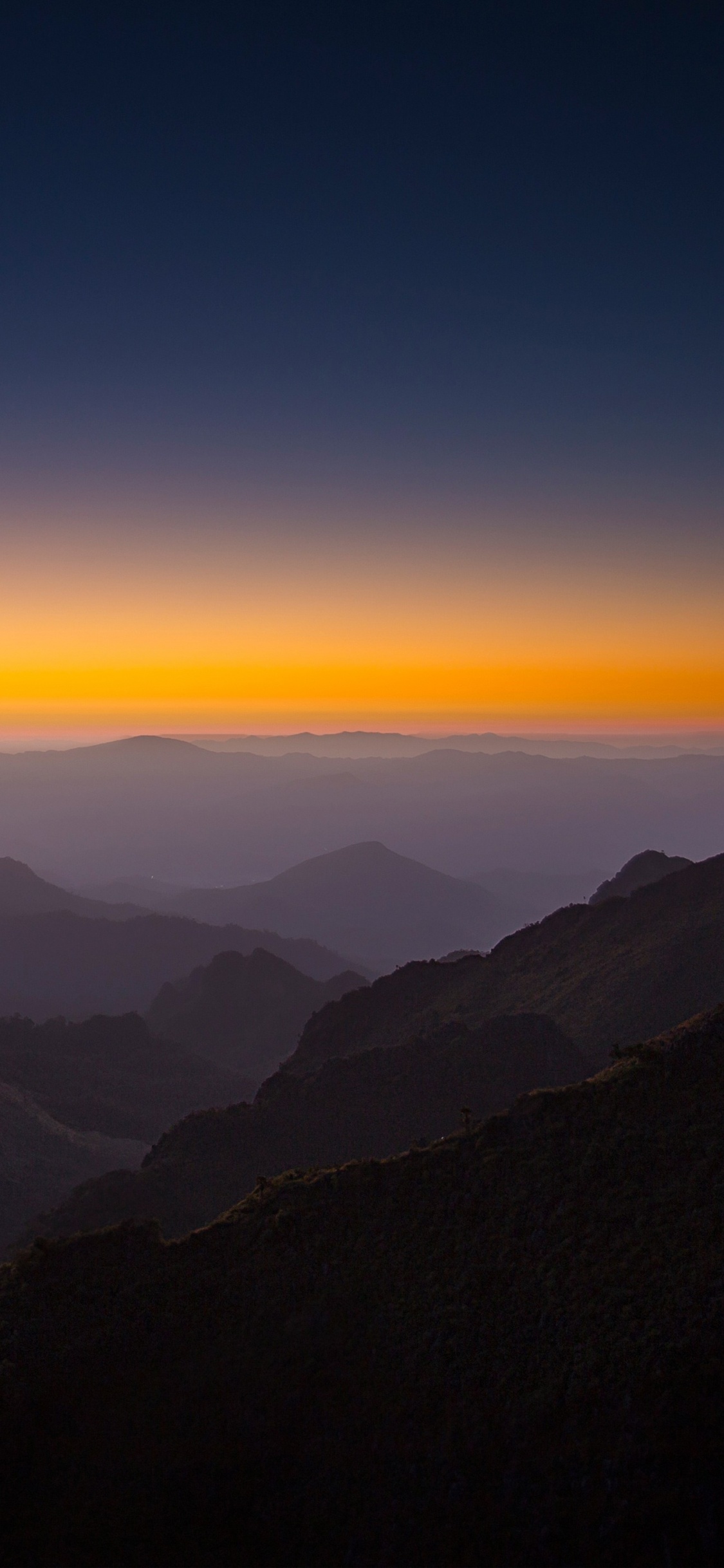 Silhouette Der Berge Bei Sonnenuntergang. Wallpaper in 1125x2436 Resolution