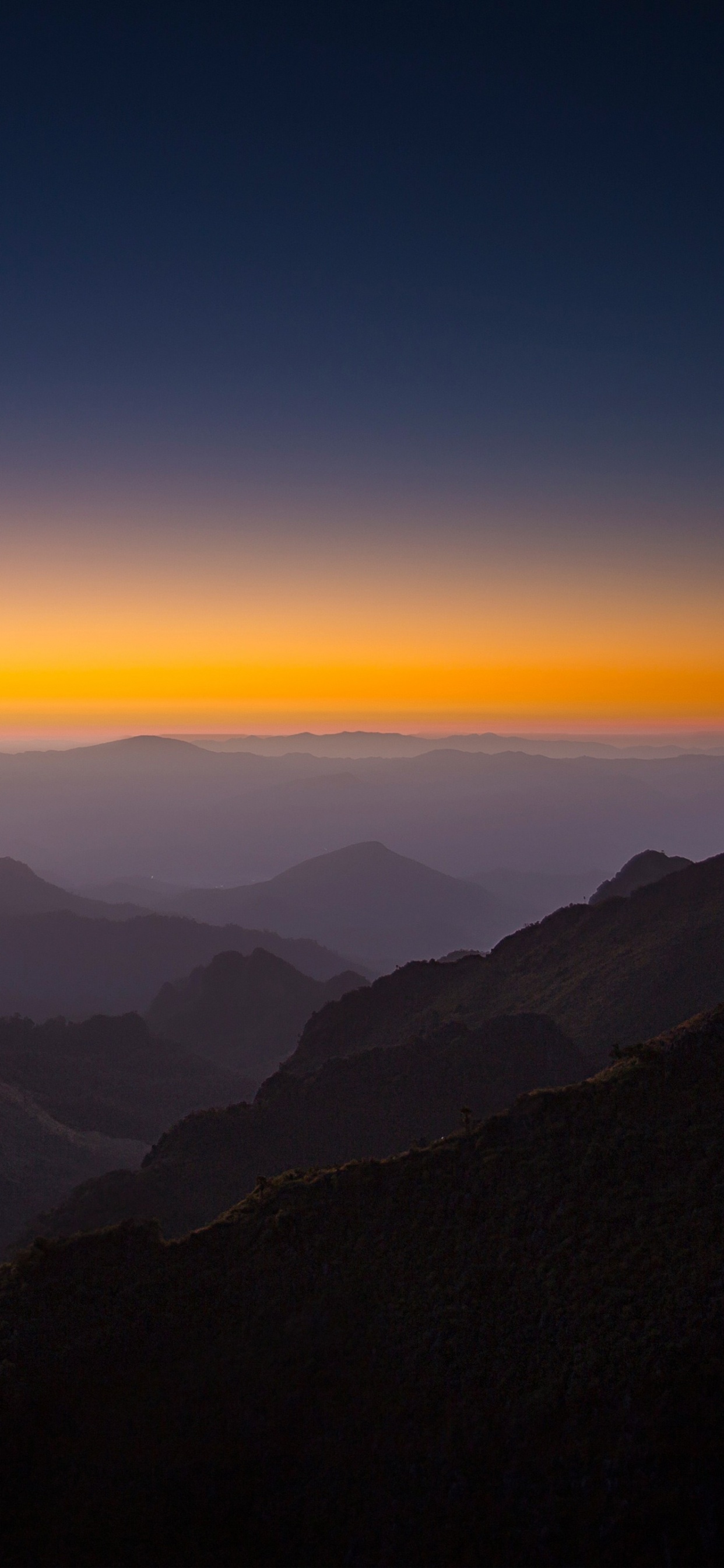 Silhouette Der Berge Bei Sonnenuntergang. Wallpaper in 1242x2688 Resolution