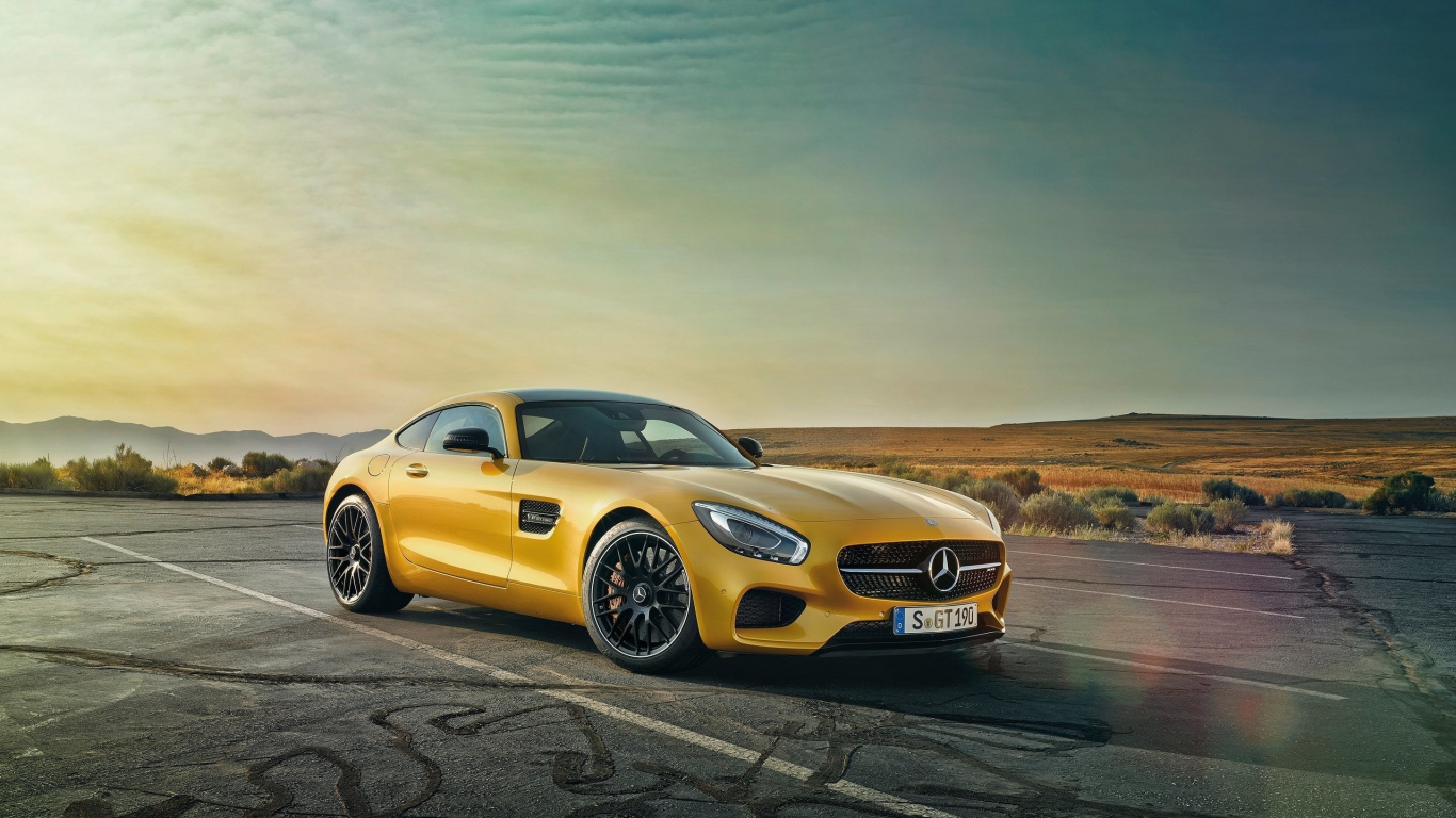 Gelbes Mercedes Benz Coupé Tagsüber Unterwegs. Wallpaper in 1366x768 Resolution