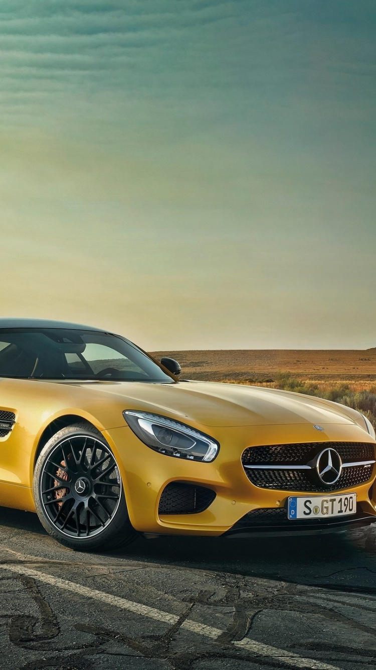 Gelbes Mercedes Benz Coupé Tagsüber Unterwegs. Wallpaper in 750x1334 Resolution