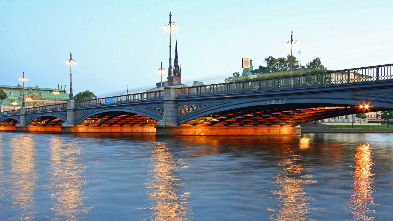 Gray Concrete Bridge Over River During Daytime. Wallpaper in 1366x768 Resolution