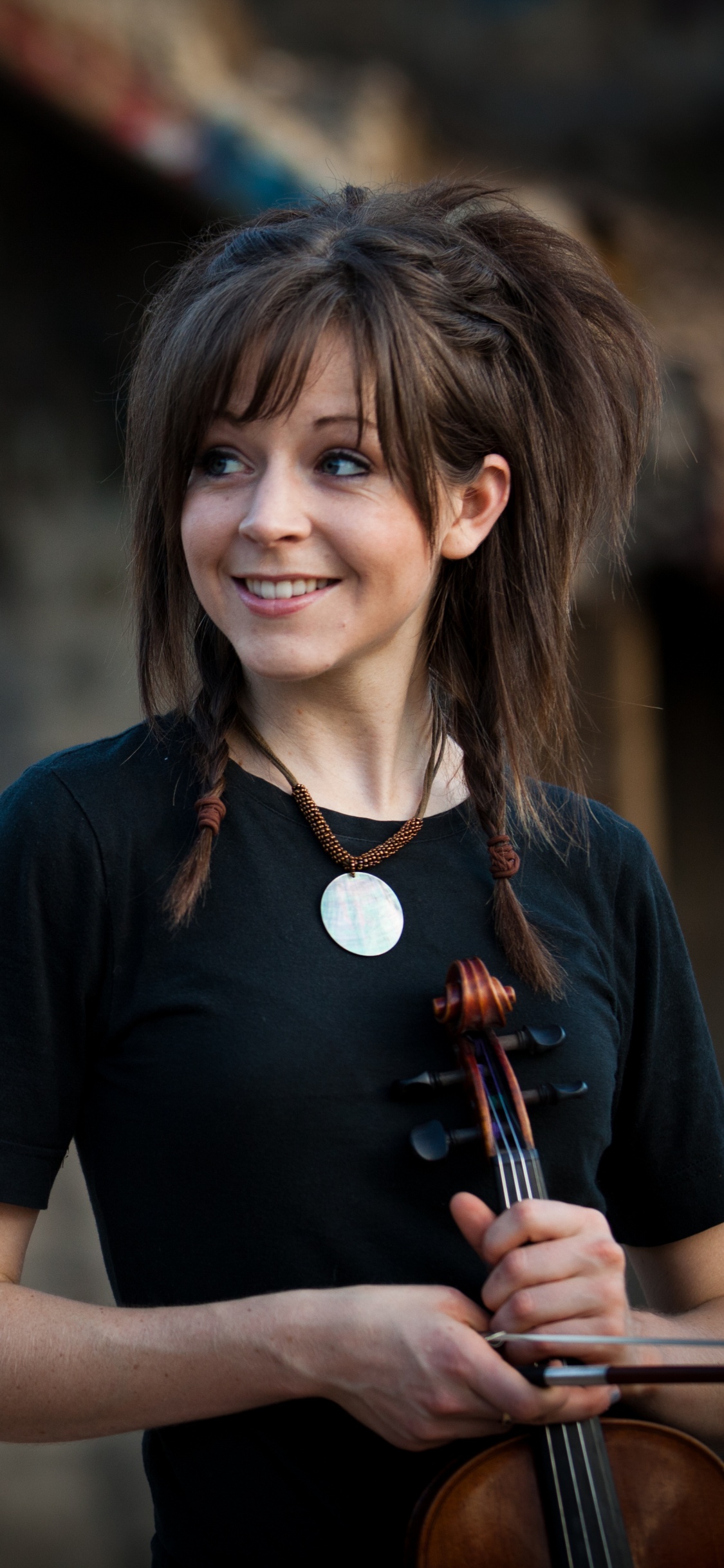 Lindsey Stirling, Sourire, Portrait, Amusement. Wallpaper in 1125x2436 Resolution