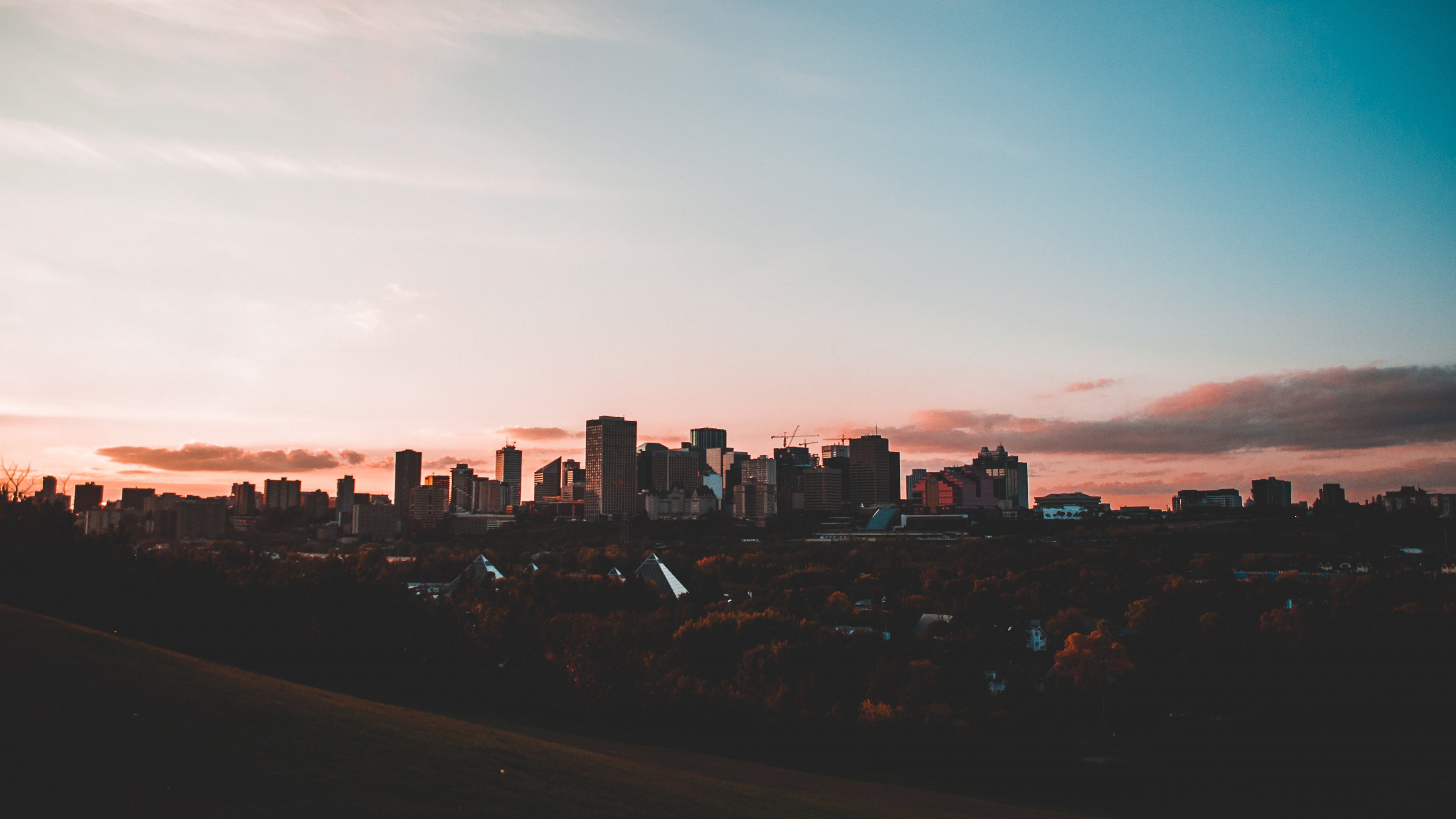 Skyline Der Stadt Unter Blauem Himmel Bei Sonnenuntergang. Wallpaper in 3840x2160 Resolution