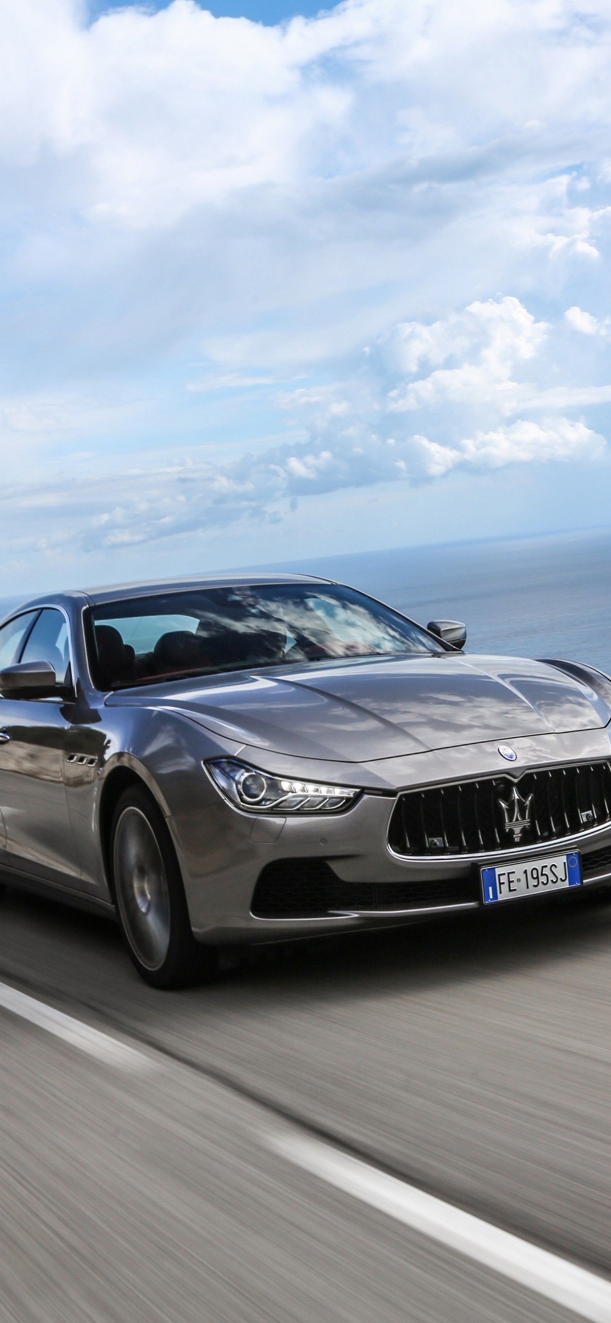 Schwarzer Bmw m 3 Tagsüber Unterwegs. Wallpaper in 1242x2688 Resolution