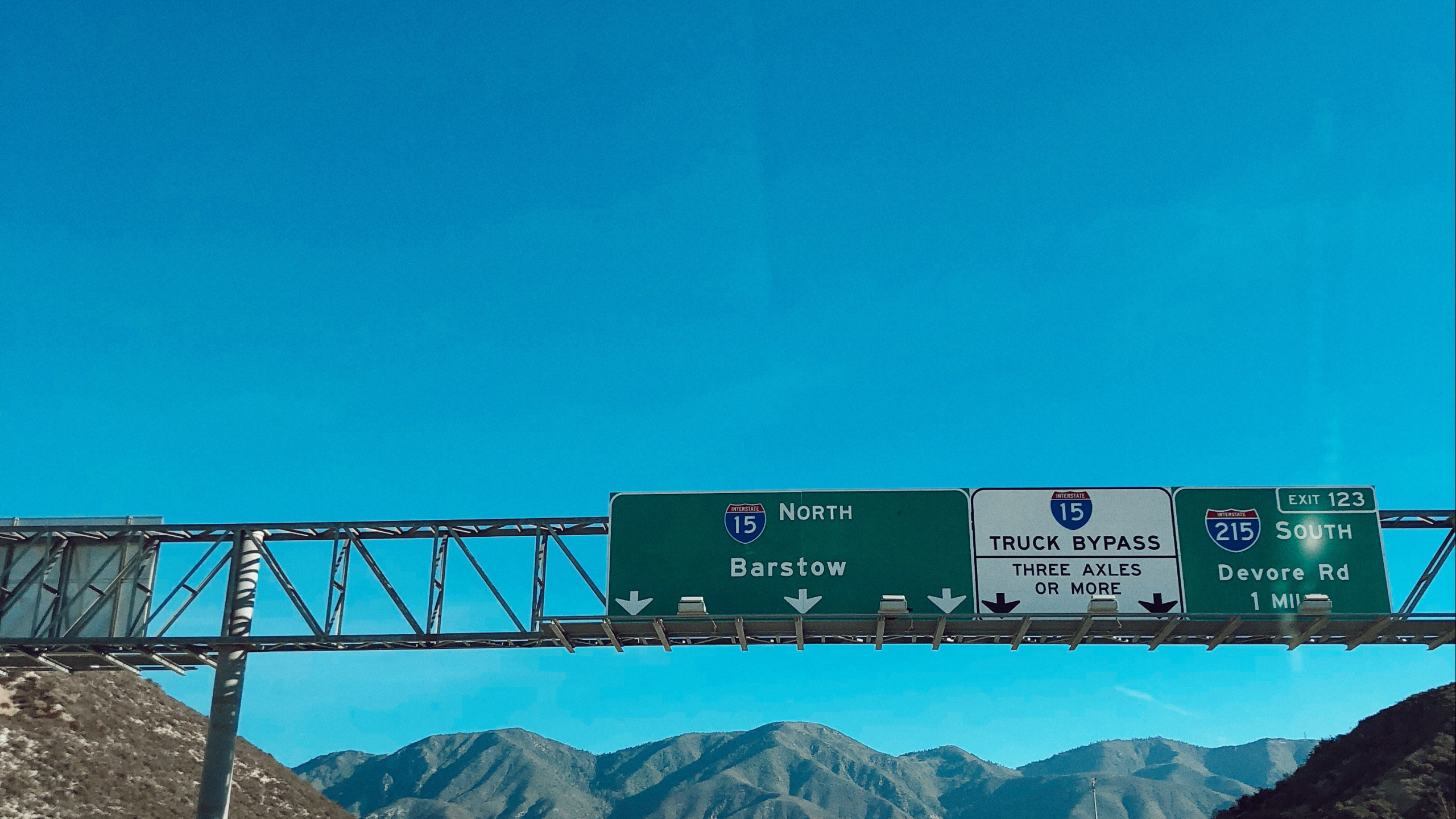 Carretera, Azul, la Superficie de la Carretera, Las Formaciones Montañosas, Asfalto. Wallpaper in 2560x1440 Resolution