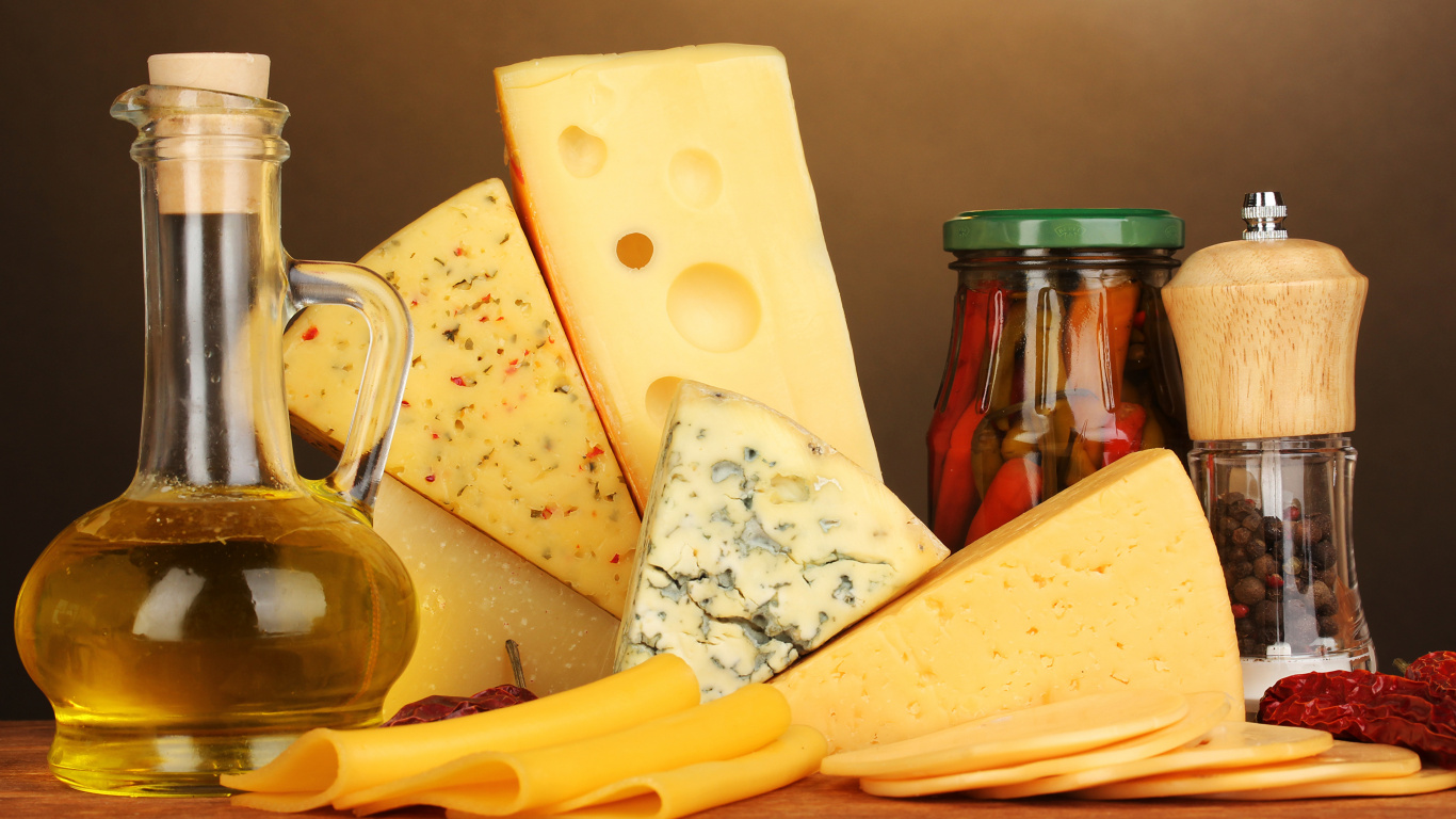 Fromage en Tranches Sur Plateau en Plastique Jaune. Wallpaper in 1366x768 Resolution