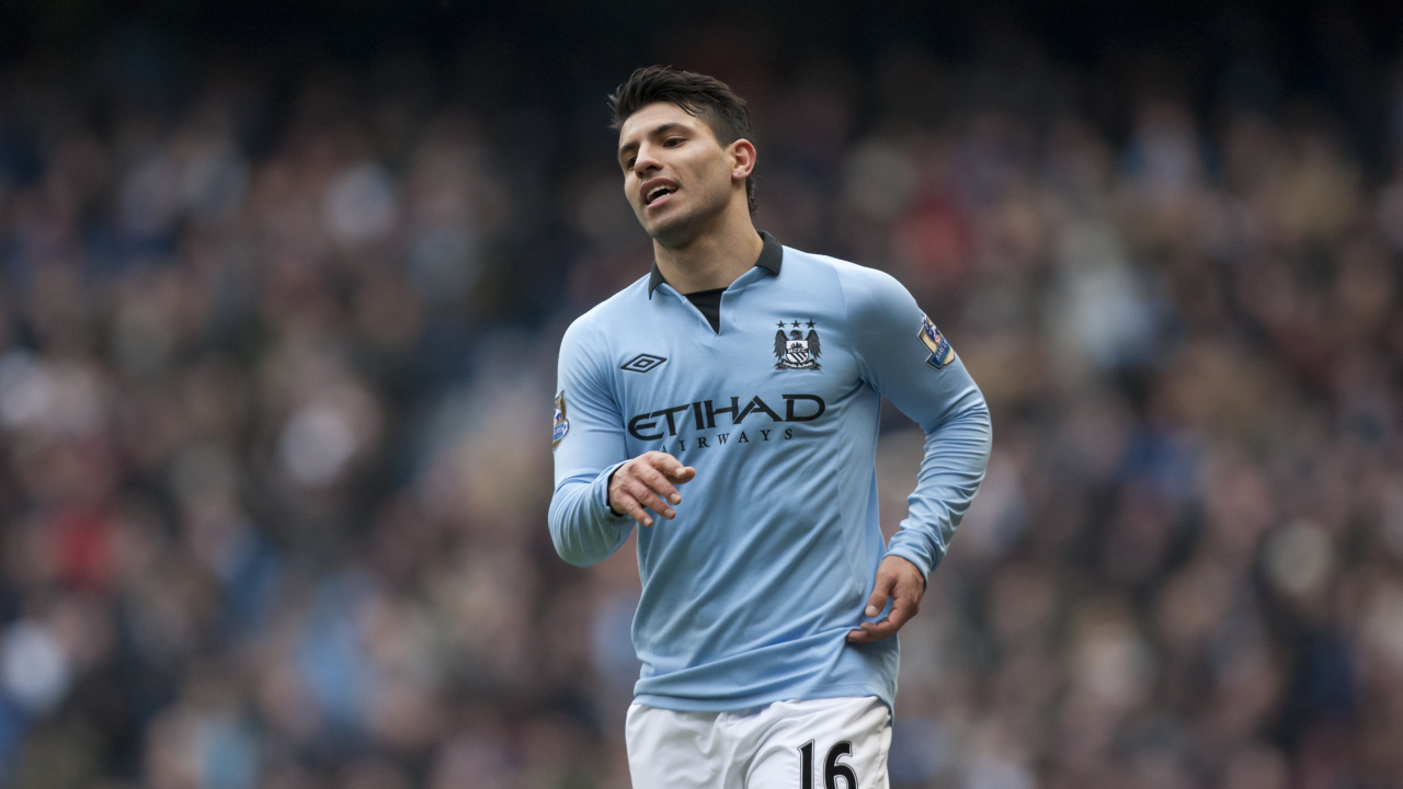 Homme en Maillot de Football Nike Blanc et Bleu. Wallpaper in 1280x720 Resolution