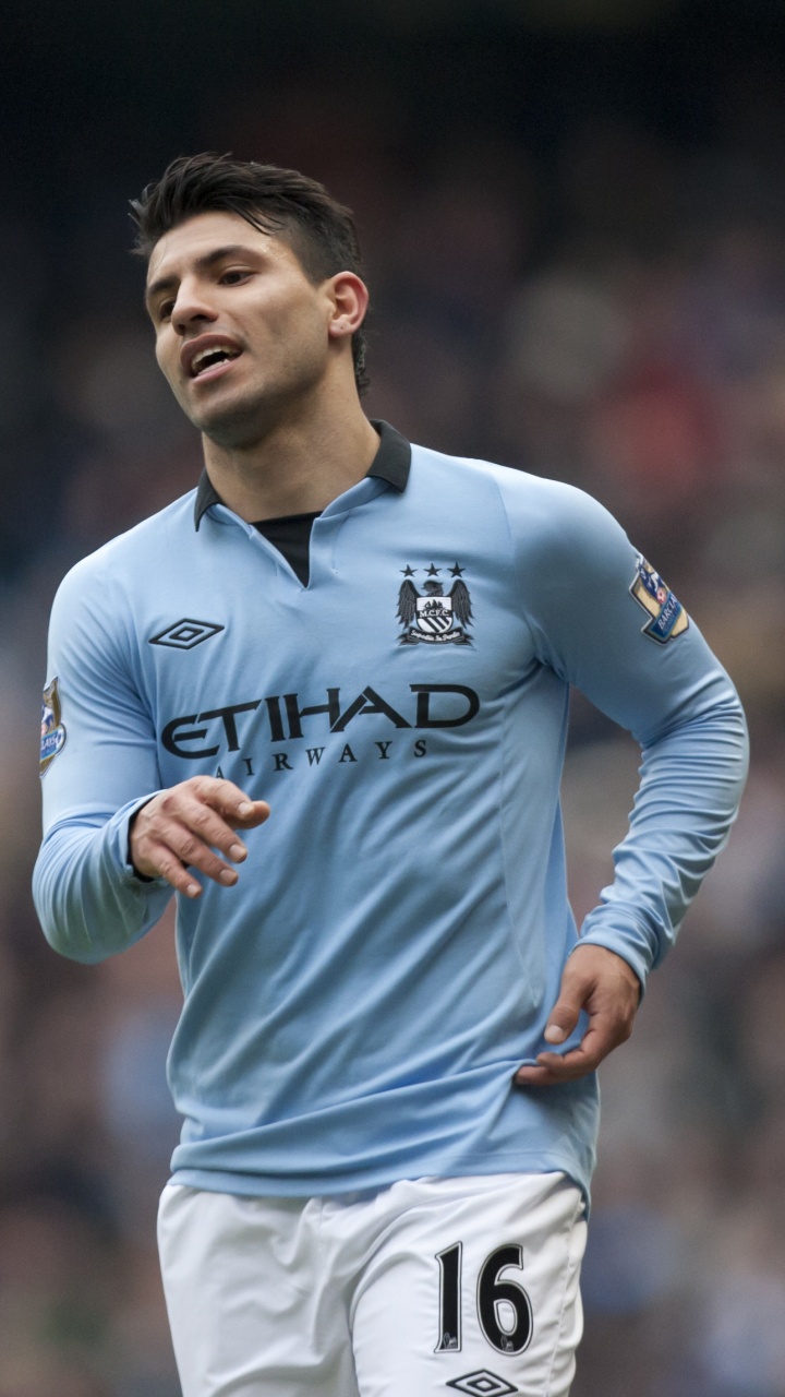 Mann im Weiß-blauen Nike Fußball Trikot Shirt. Wallpaper in 720x1280 Resolution