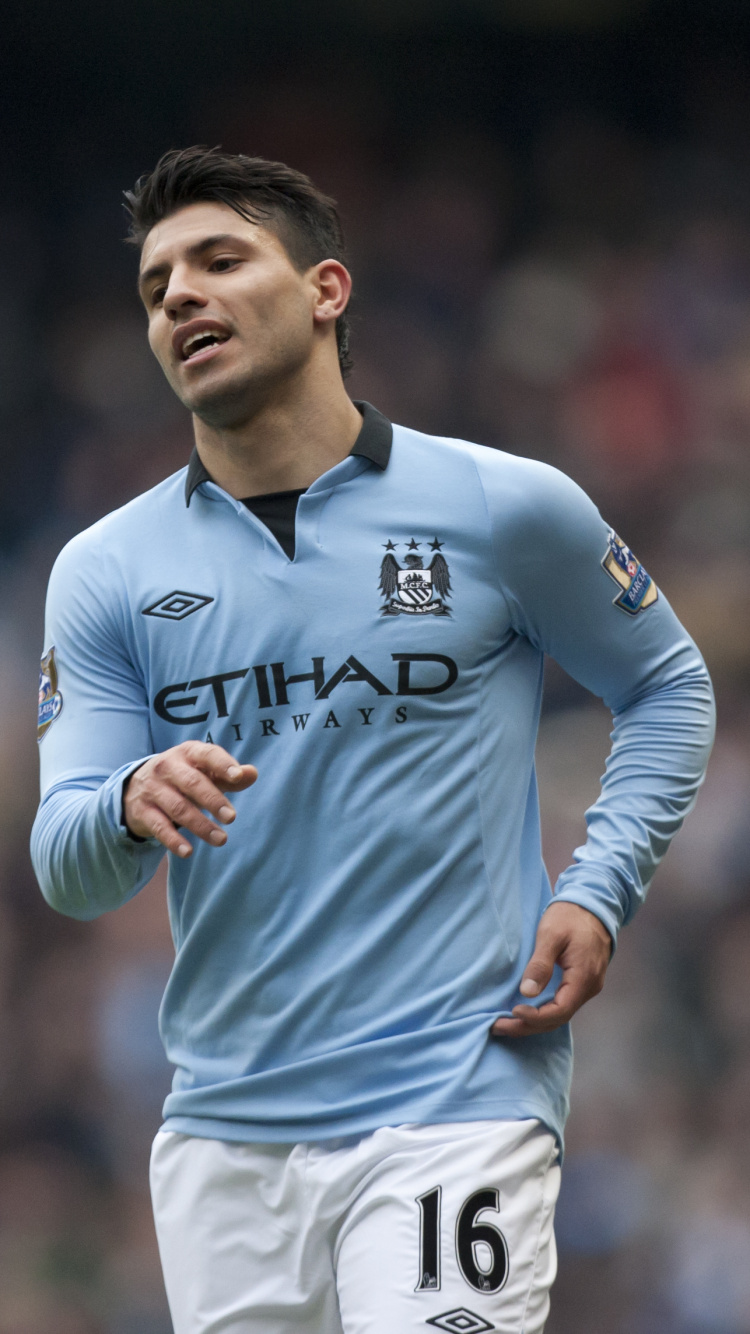 Mann im Weiß-blauen Nike Fußball Trikot Shirt. Wallpaper in 750x1334 Resolution