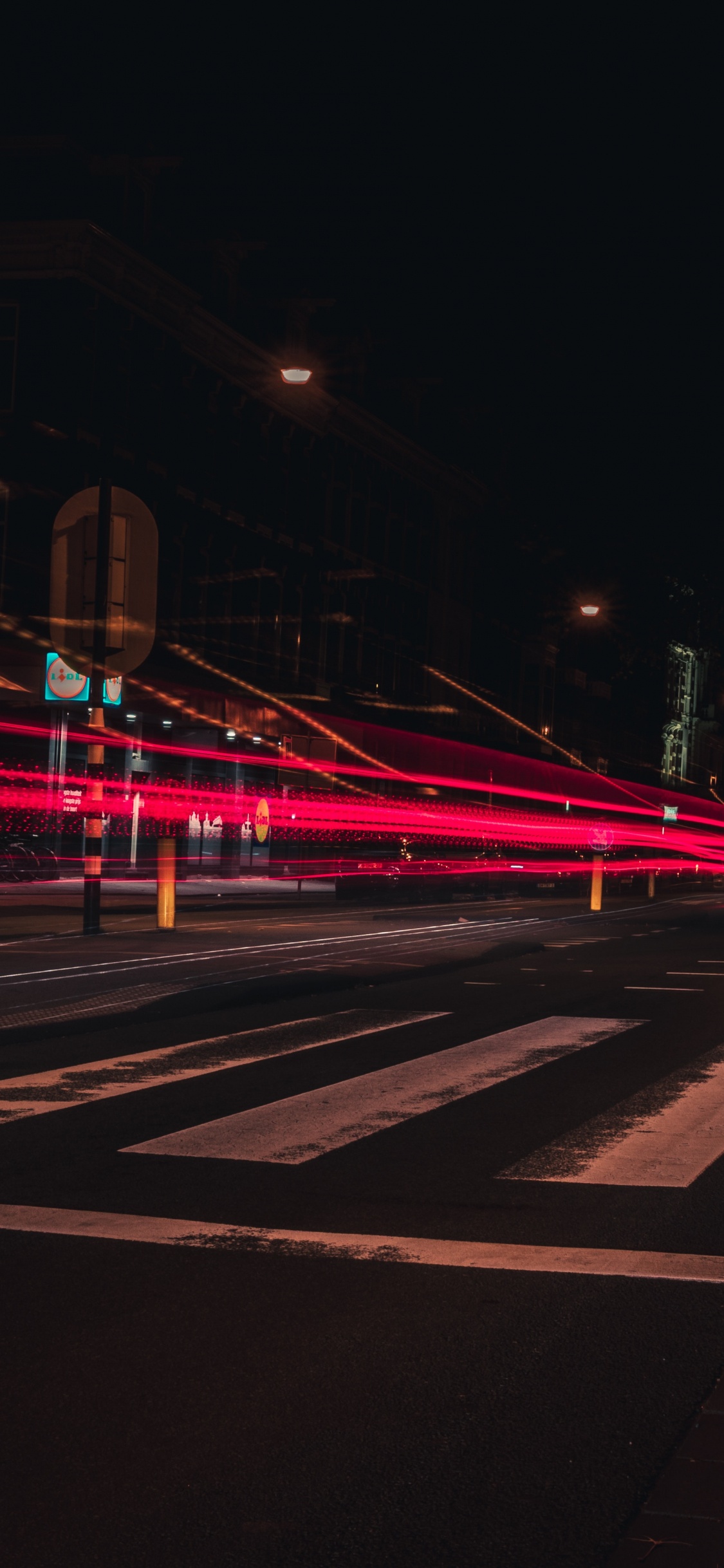 Rotes Und Weißes Licht Auf Der Straße Während Der Nacht. Wallpaper in 1125x2436 Resolution