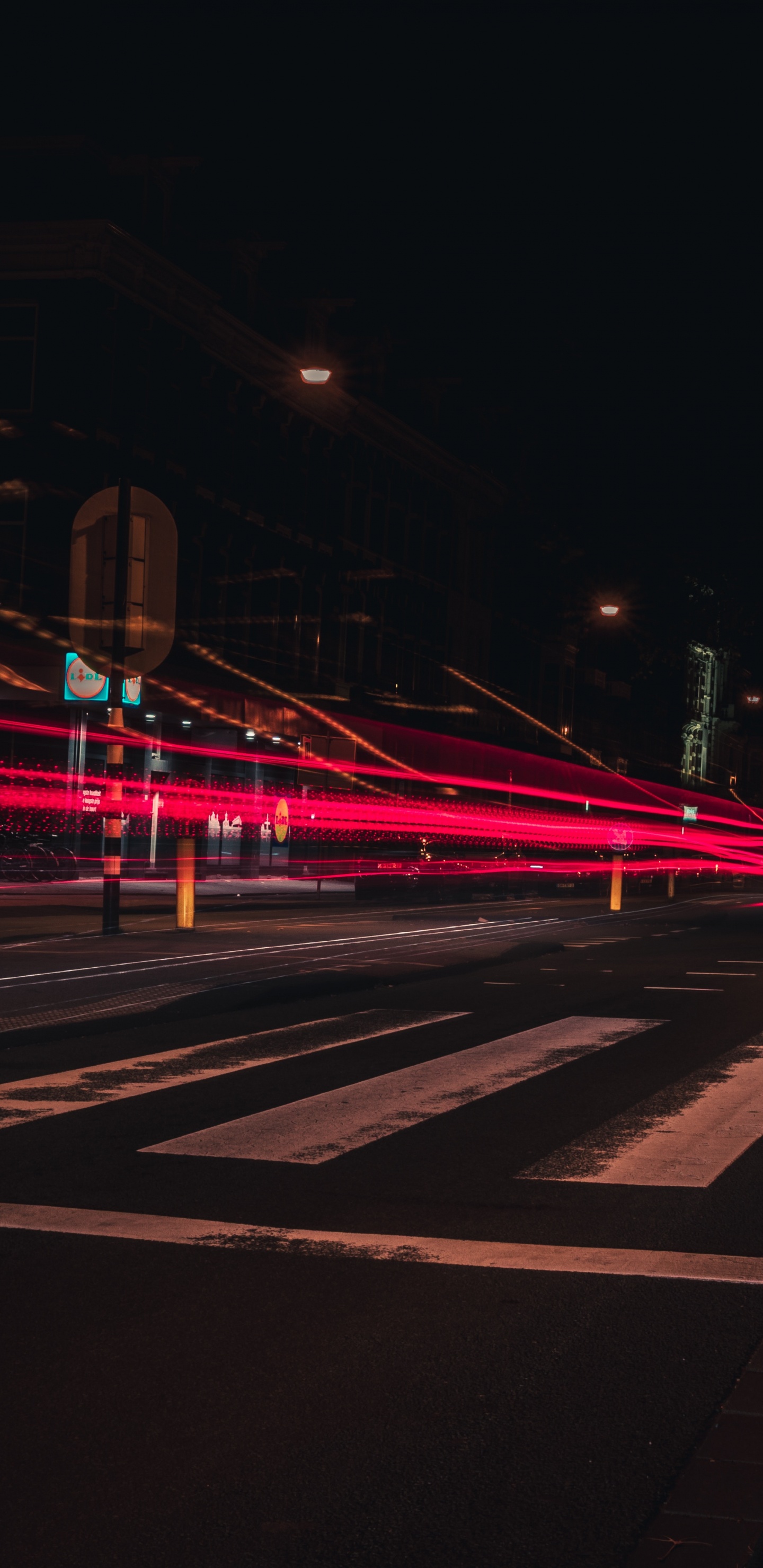 Lumière Rouge et Blanche Sur la Route Pendant la Nuit. Wallpaper in 1440x2960 Resolution