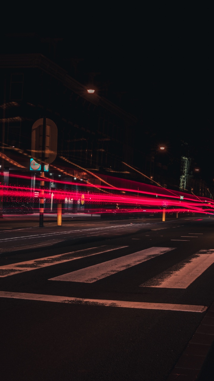 Lumière Rouge et Blanche Sur la Route Pendant la Nuit. Wallpaper in 720x1280 Resolution