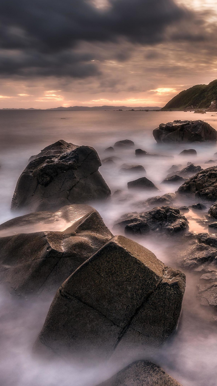 Formación de Roca Gris en el Cuerpo de Agua.. Wallpaper in 750x1334 Resolution