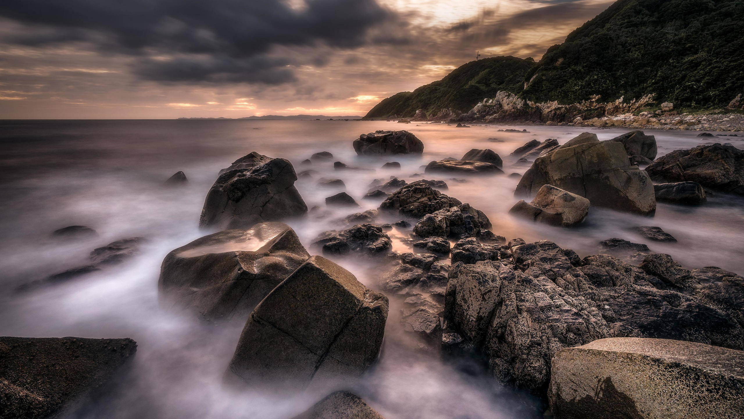 Gray Rock Formation on Body of Water. Wallpaper in 2560x1440 Resolution
