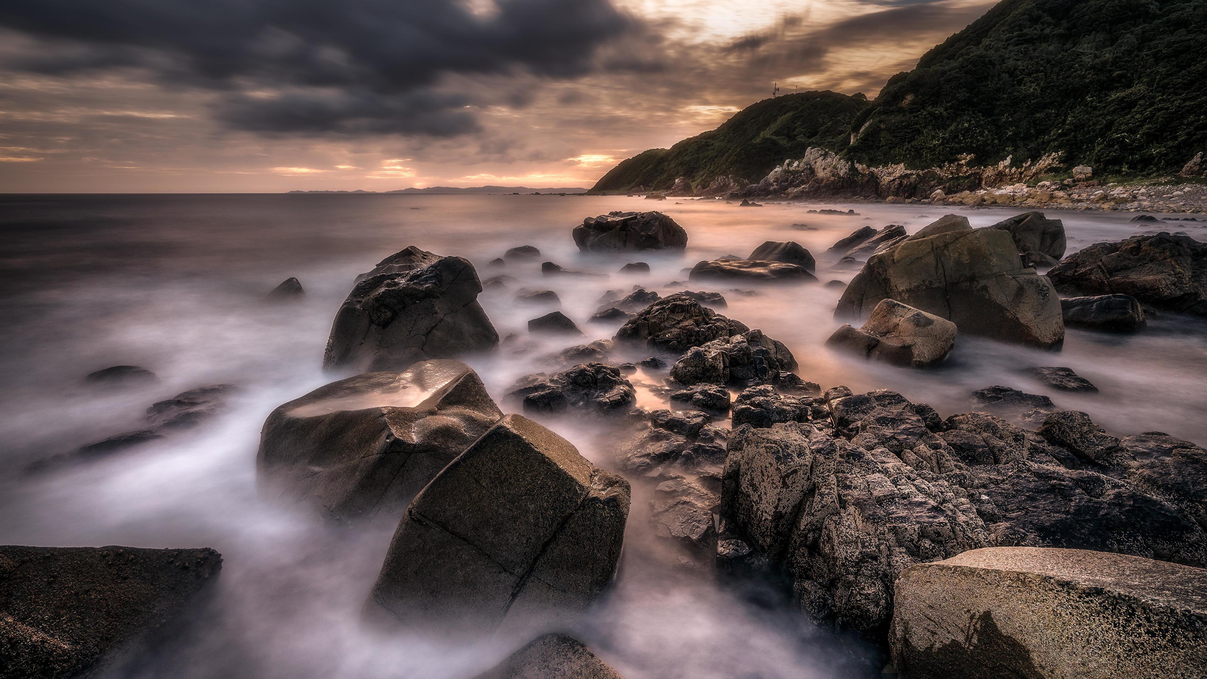Gray Rock Formation on Body of Water. Wallpaper in 3840x2160 Resolution