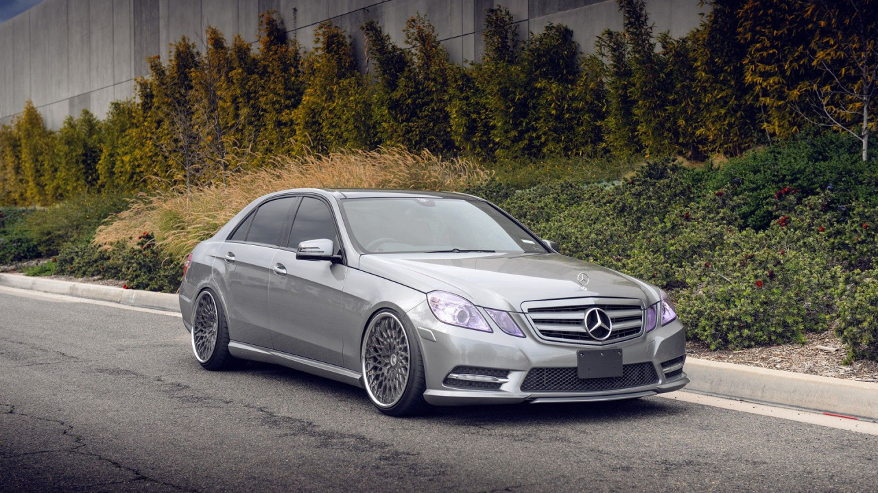 Silver Mercedes Benz Coupe en la Carretera Durante el Día. Wallpaper in 1280x720 Resolution