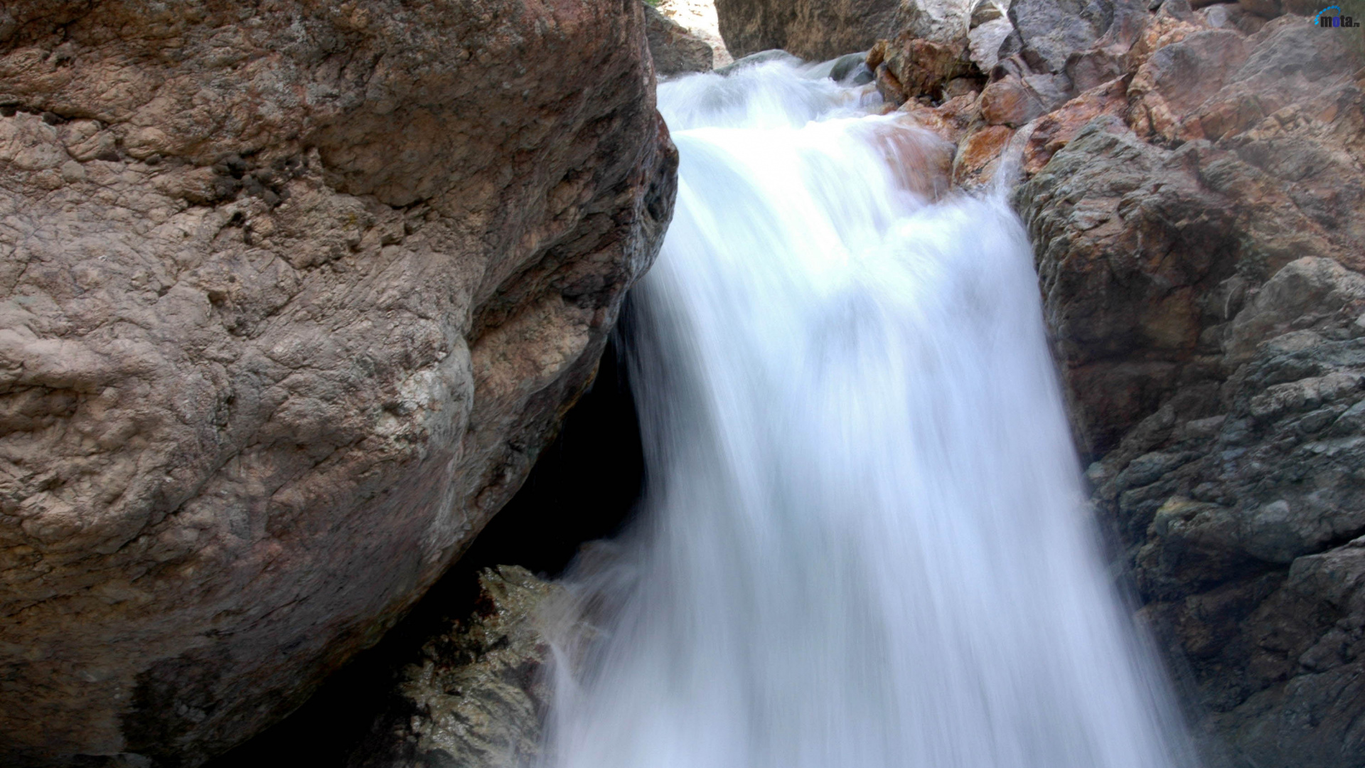 el Agua Cae Sobre la Roca Marrón. Wallpaper in 1920x1080 Resolution