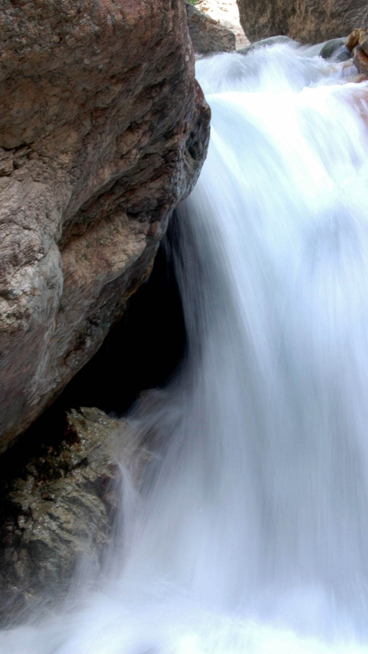 el Agua Cae Sobre la Roca Marrón. Wallpaper in 720x1280 Resolution