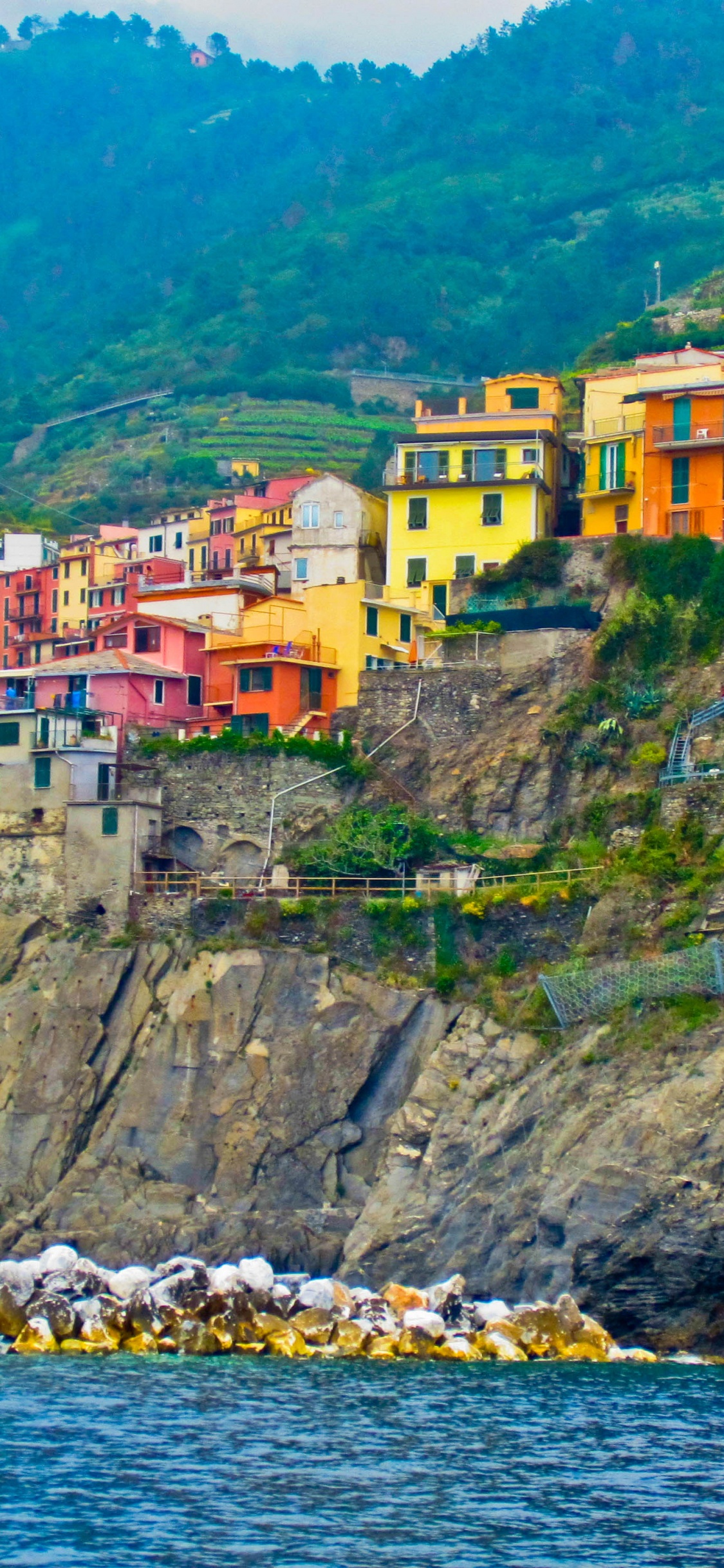 Houses on Mountain Near Body of Water During Daytime. Wallpaper in 1125x2436 Resolution