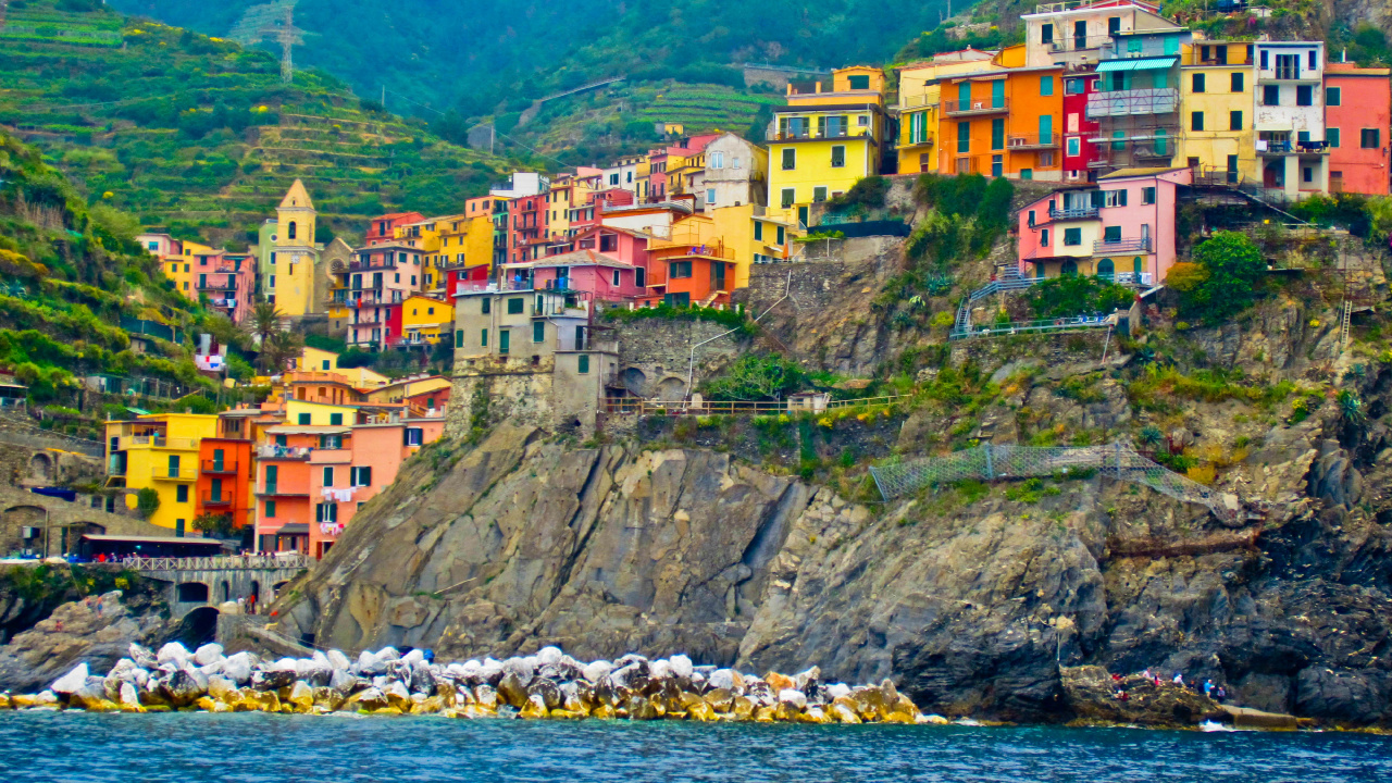 Houses on Mountain Near Body of Water During Daytime. Wallpaper in 1280x720 Resolution