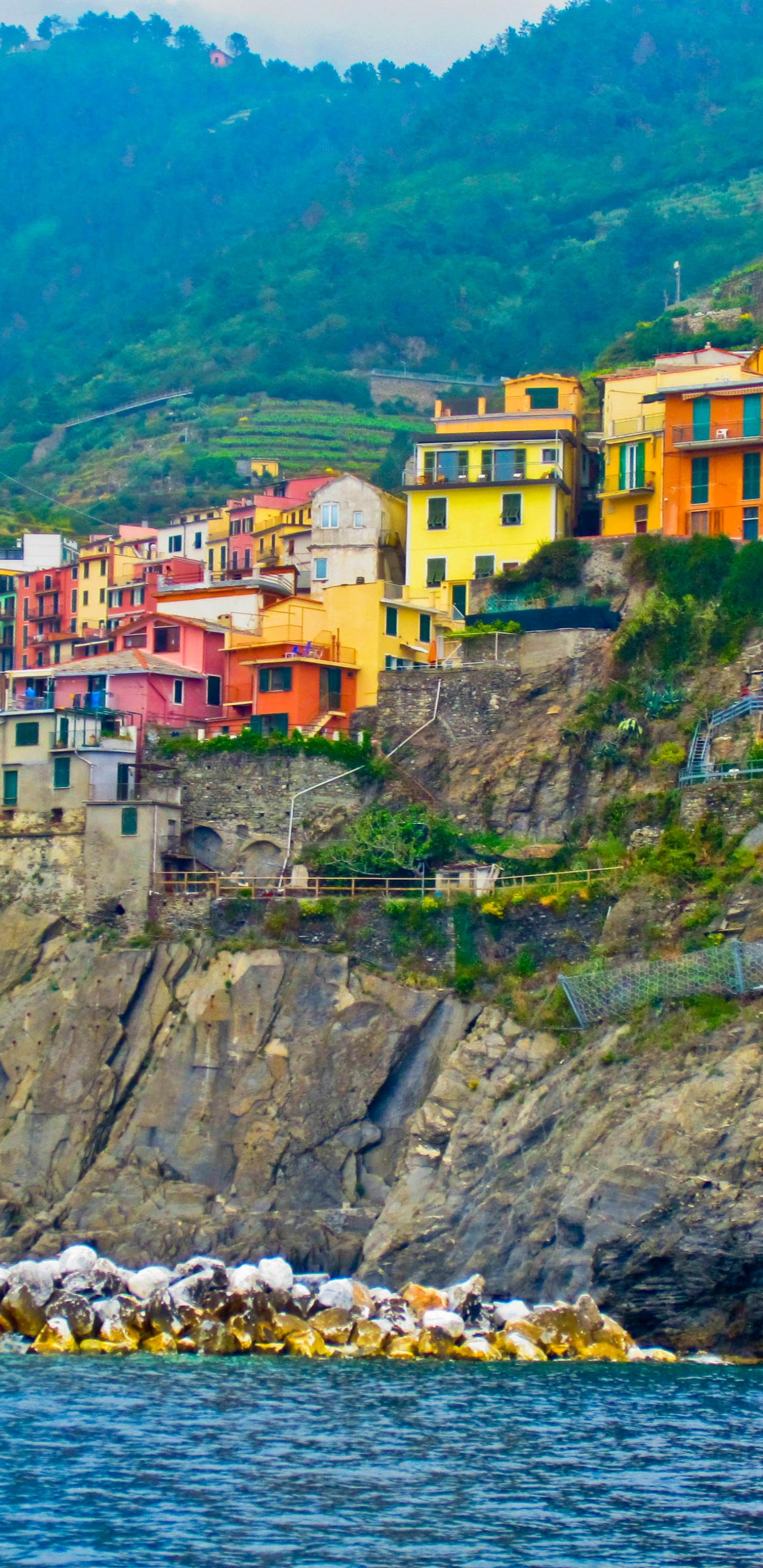 Houses on Mountain Near Body of Water During Daytime. Wallpaper in 1440x2960 Resolution