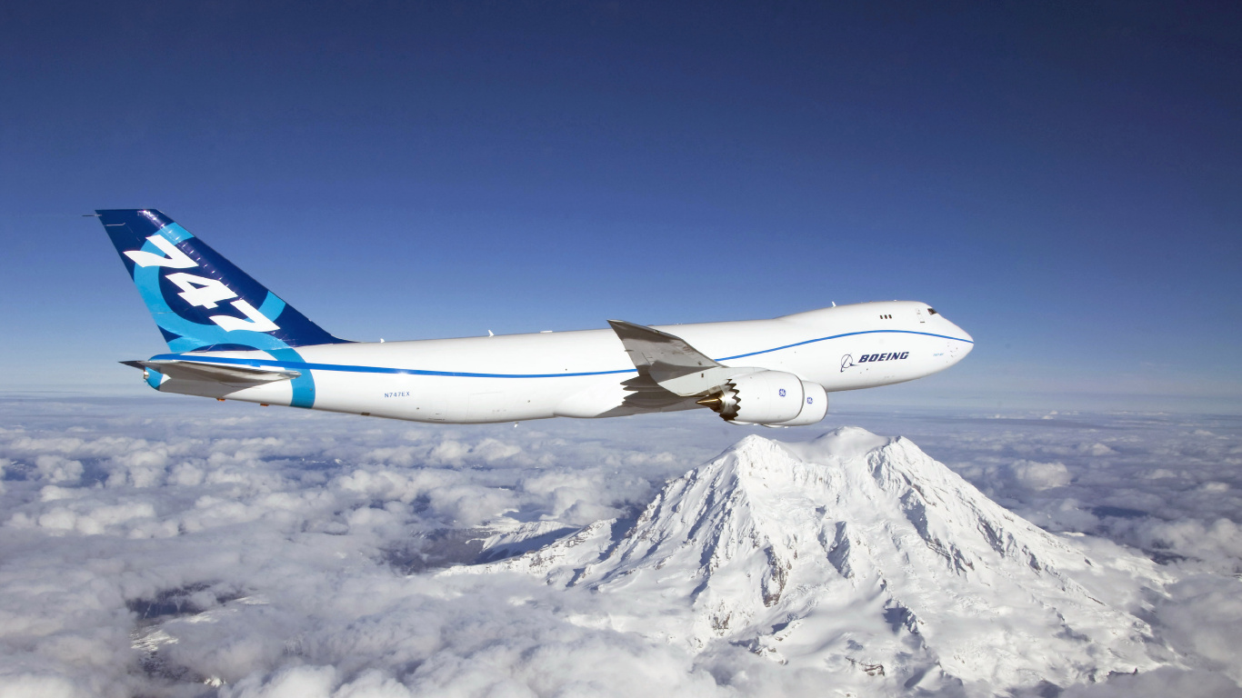Avión Blanco y Azul Sobrevolando Montañas Cubiertas de Nieve Durante el Día. Wallpaper in 1366x768 Resolution