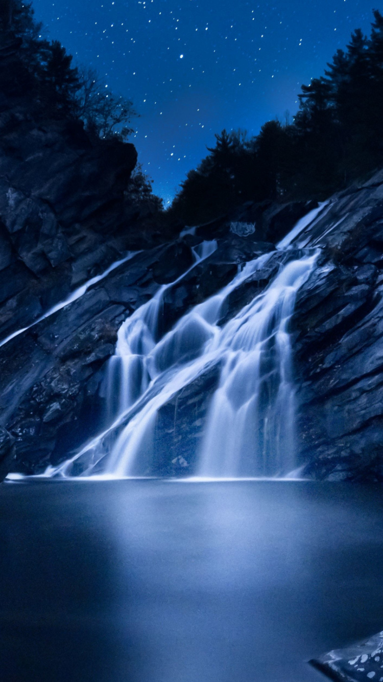 Wasserfälle Auf Einem Felsigen Berg Tagsüber. Wallpaper in 750x1334 Resolution