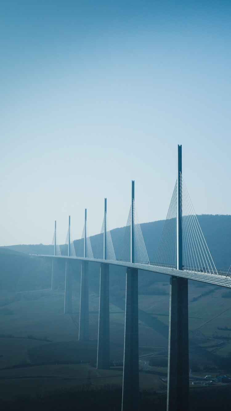 Weiße Brücke Unter Blauem Himmel Tagsüber. Wallpaper in 750x1334 Resolution