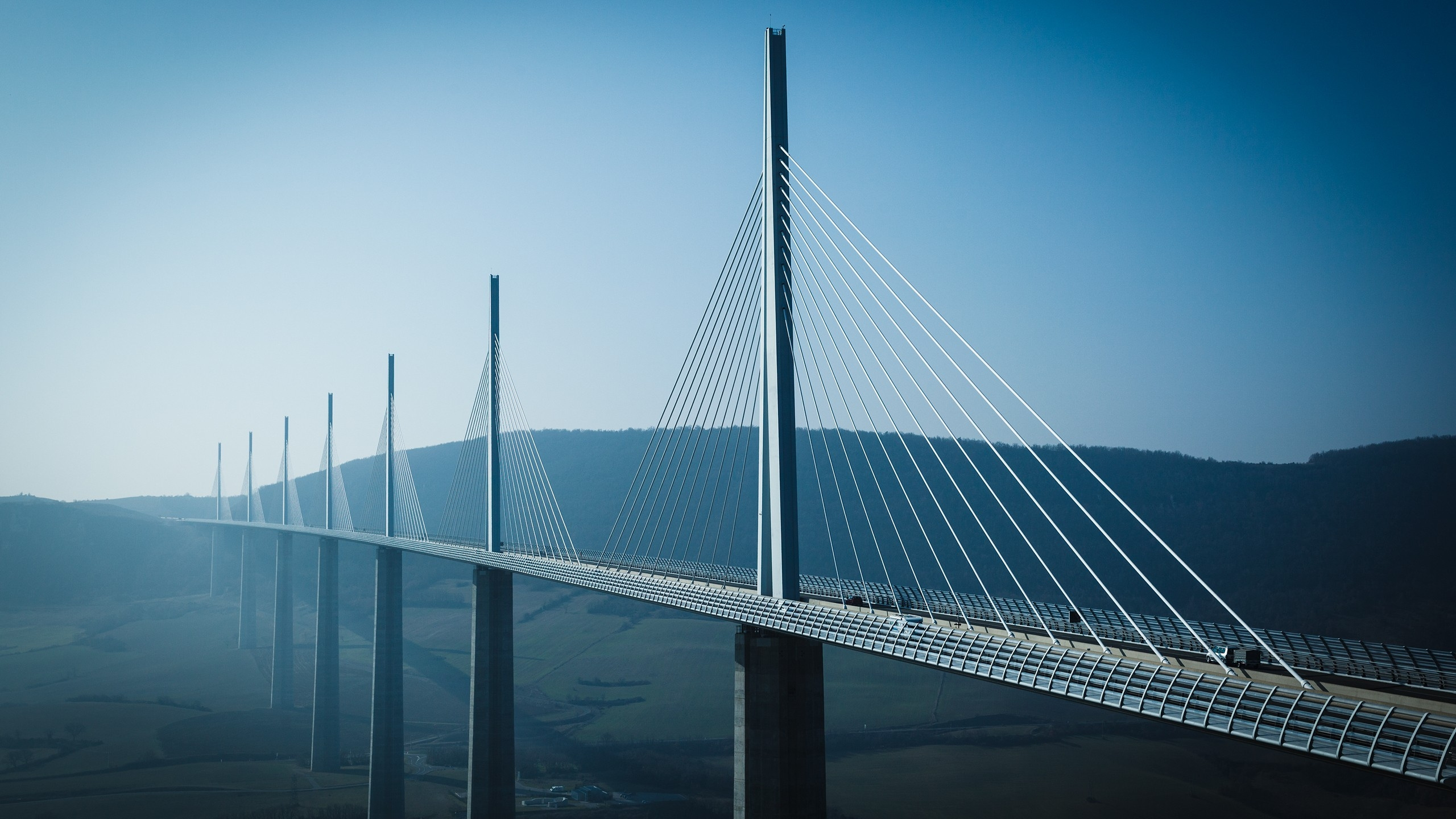 Pont Blanc Sous Ciel Bleu Pendant la Journée. Wallpaper in 2560x1440 Resolution