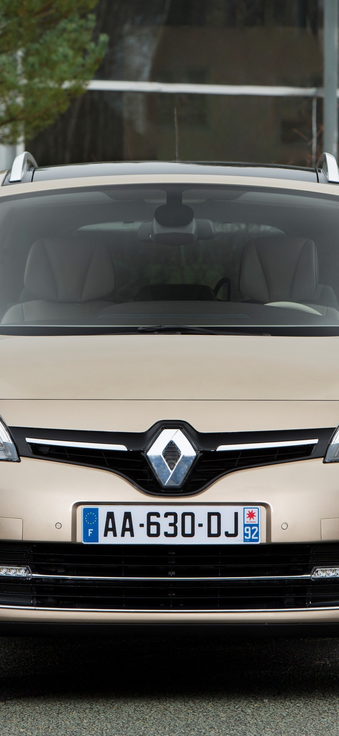 Silbernes Mercedes-Benz-Auto Auf Parkplatz Geparkt. Wallpaper in 1125x2436 Resolution