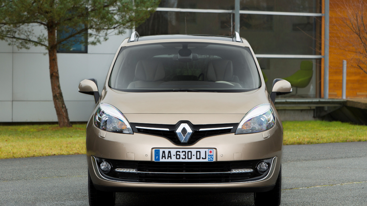 Silbernes Mercedes-Benz-Auto Auf Parkplatz Geparkt. Wallpaper in 1280x720 Resolution