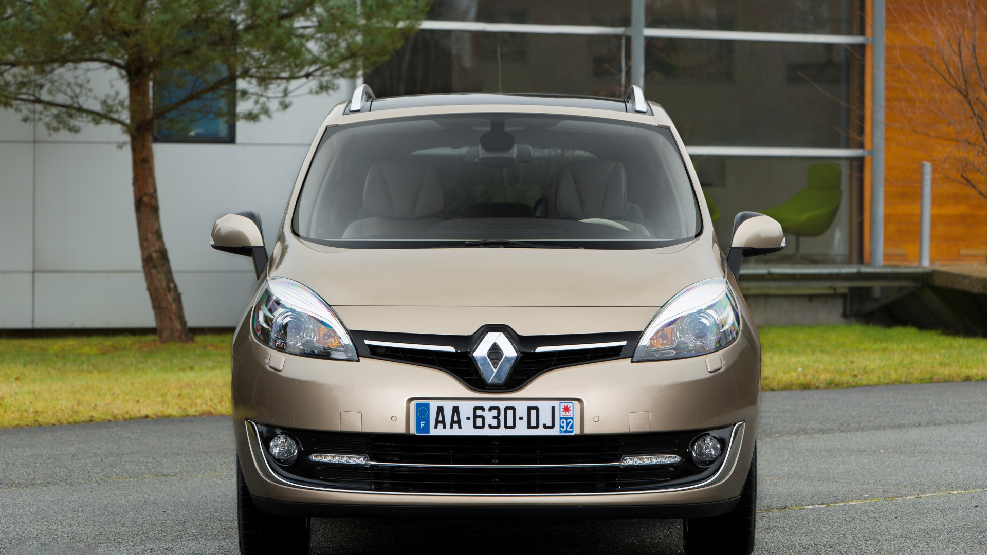 Silbernes Mercedes-Benz-Auto Auf Parkplatz Geparkt. Wallpaper in 1920x1080 Resolution