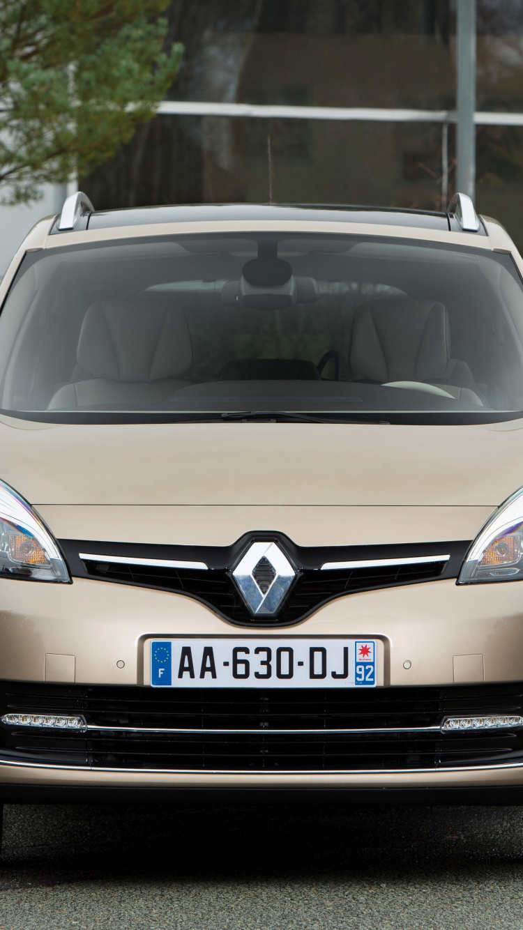 Silbernes Mercedes-Benz-Auto Auf Parkplatz Geparkt. Wallpaper in 750x1334 Resolution