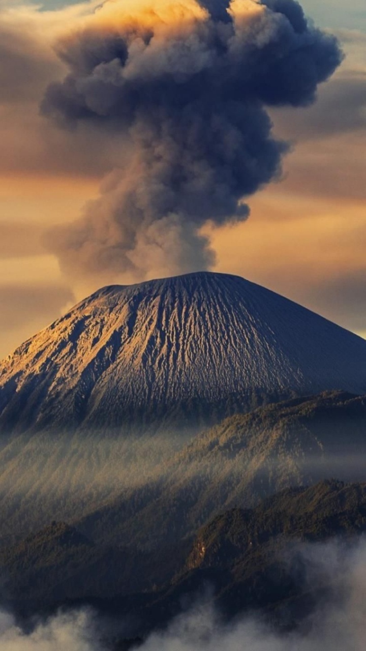 Nuages Bruns et Blancs Sur la Montagne Brune. Wallpaper in 720x1280 Resolution
