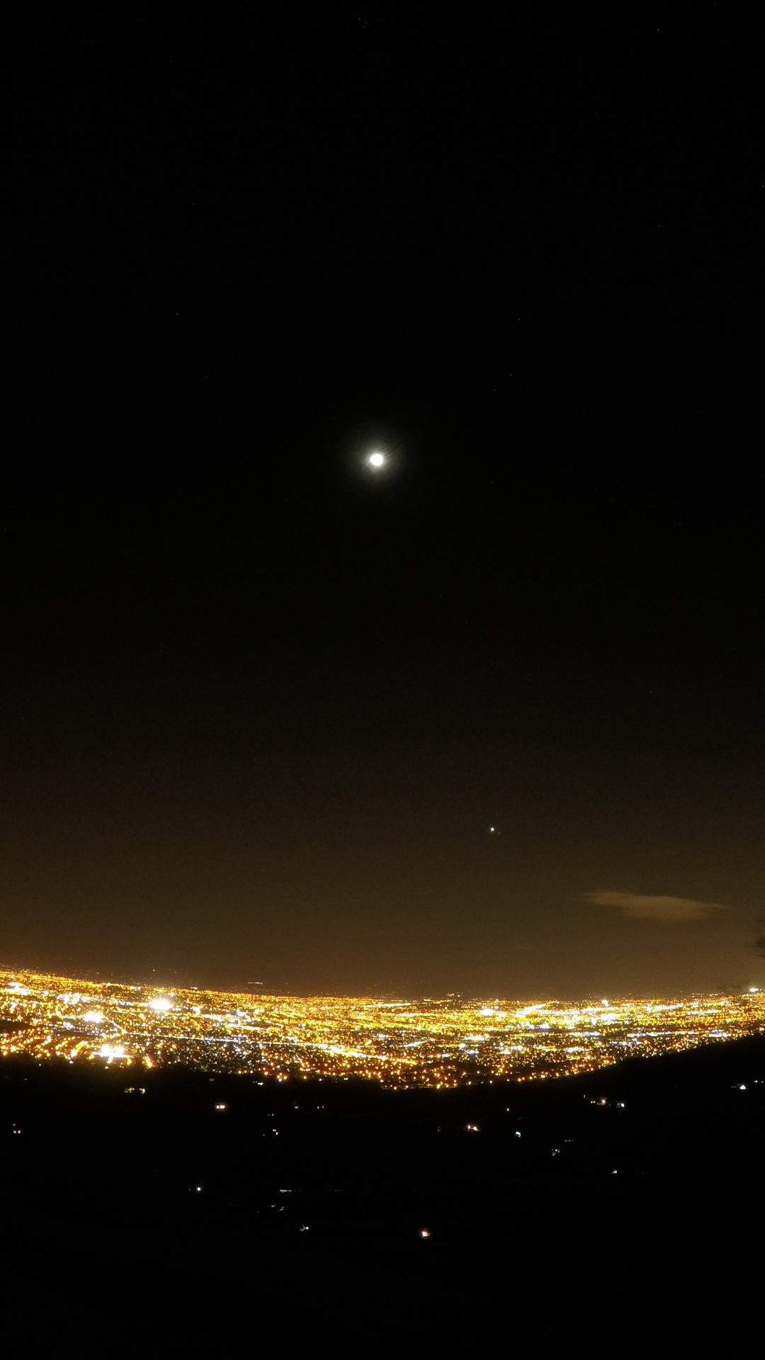 Pleine Lune Sur le Ciel Pendant la Nuit. Wallpaper in 1080x1920 Resolution