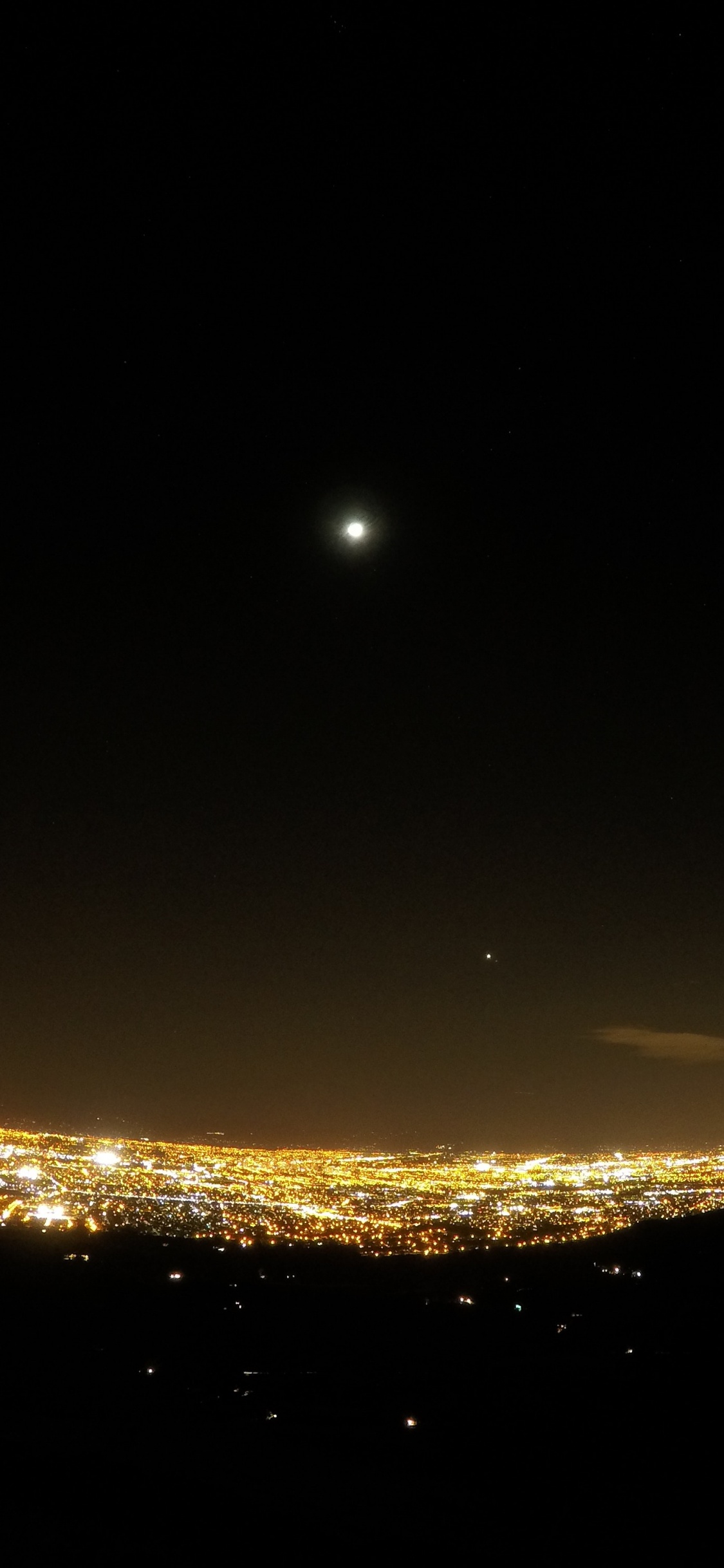 Luna Llena Sobre el Cielo Durante la Noche. Wallpaper in 1125x2436 Resolution