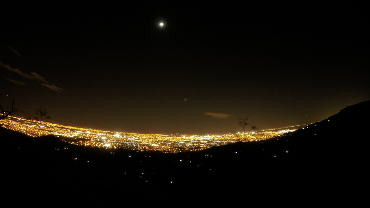 Vollmond Über Dem Himmel Während Der Nacht. Wallpaper in 1280x720 Resolution