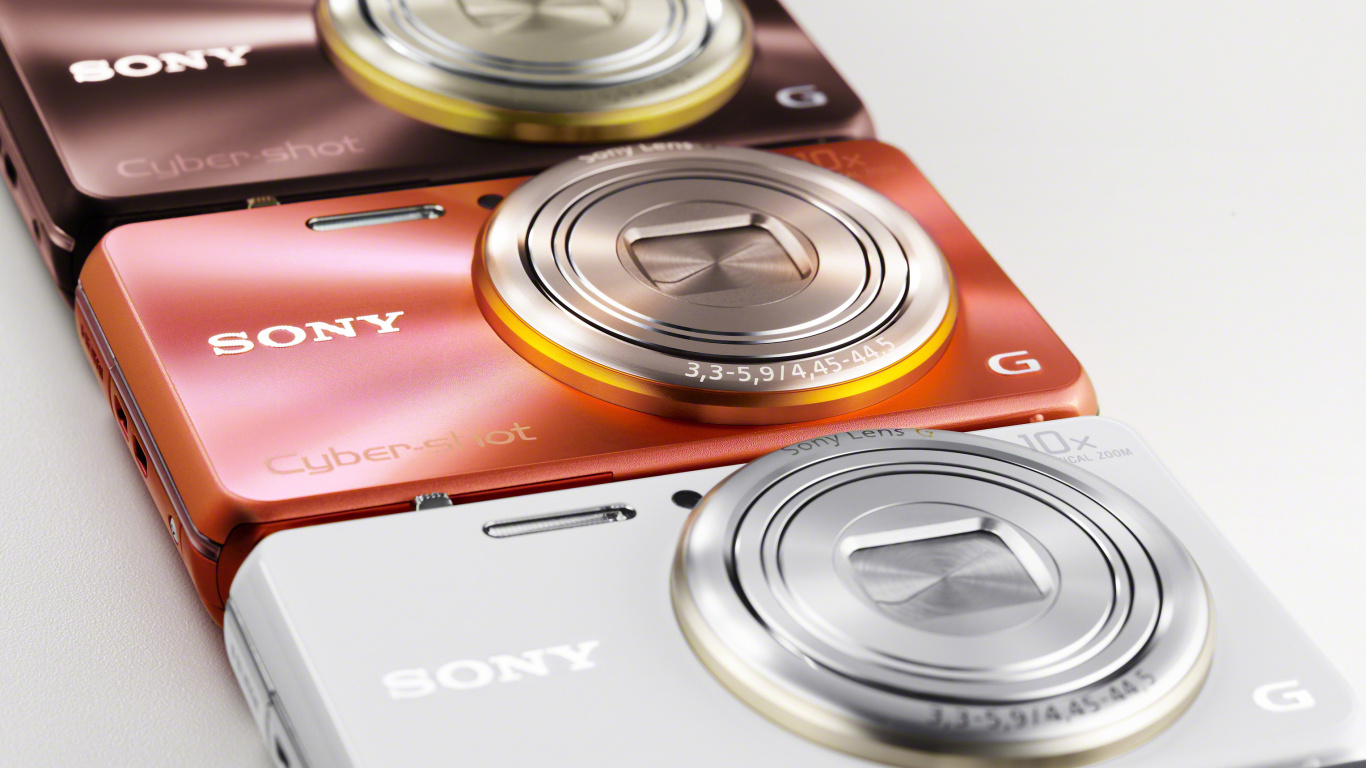 Rote Und Silberne Sony Point-and-Shoot-Kamera. Wallpaper in 1366x768 Resolution