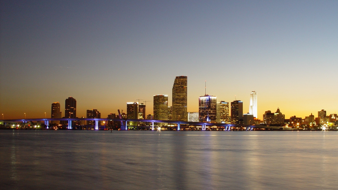 Horizonte de la Ciudad Durante la Noche. Wallpaper in 1366x768 Resolution