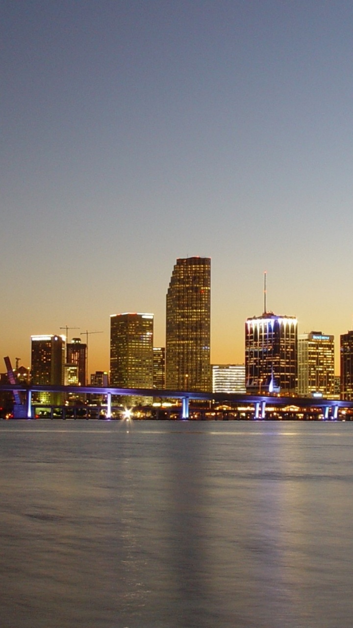 Horizonte de la Ciudad Durante la Noche. Wallpaper in 720x1280 Resolution