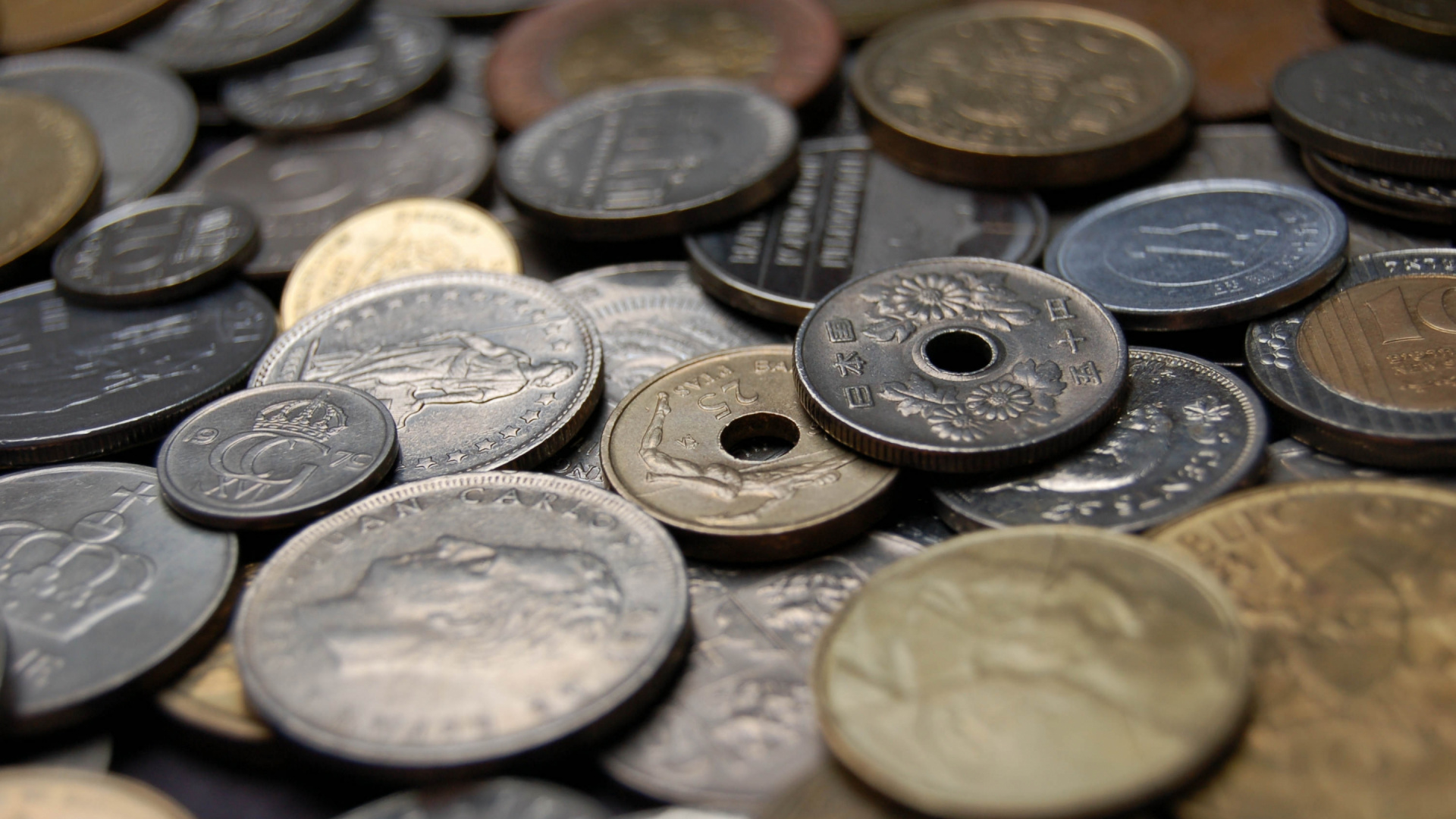 Monedas Redondas de Plata Sobre Superficie Negra. Wallpaper in 1920x1080 Resolution