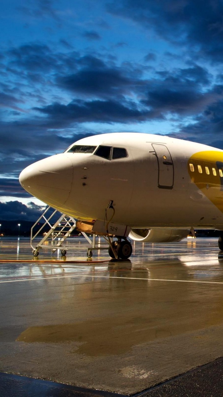 Avion de Ligne Blanc à L'aéroport Pendant la Journée. Wallpaper in 720x1280 Resolution