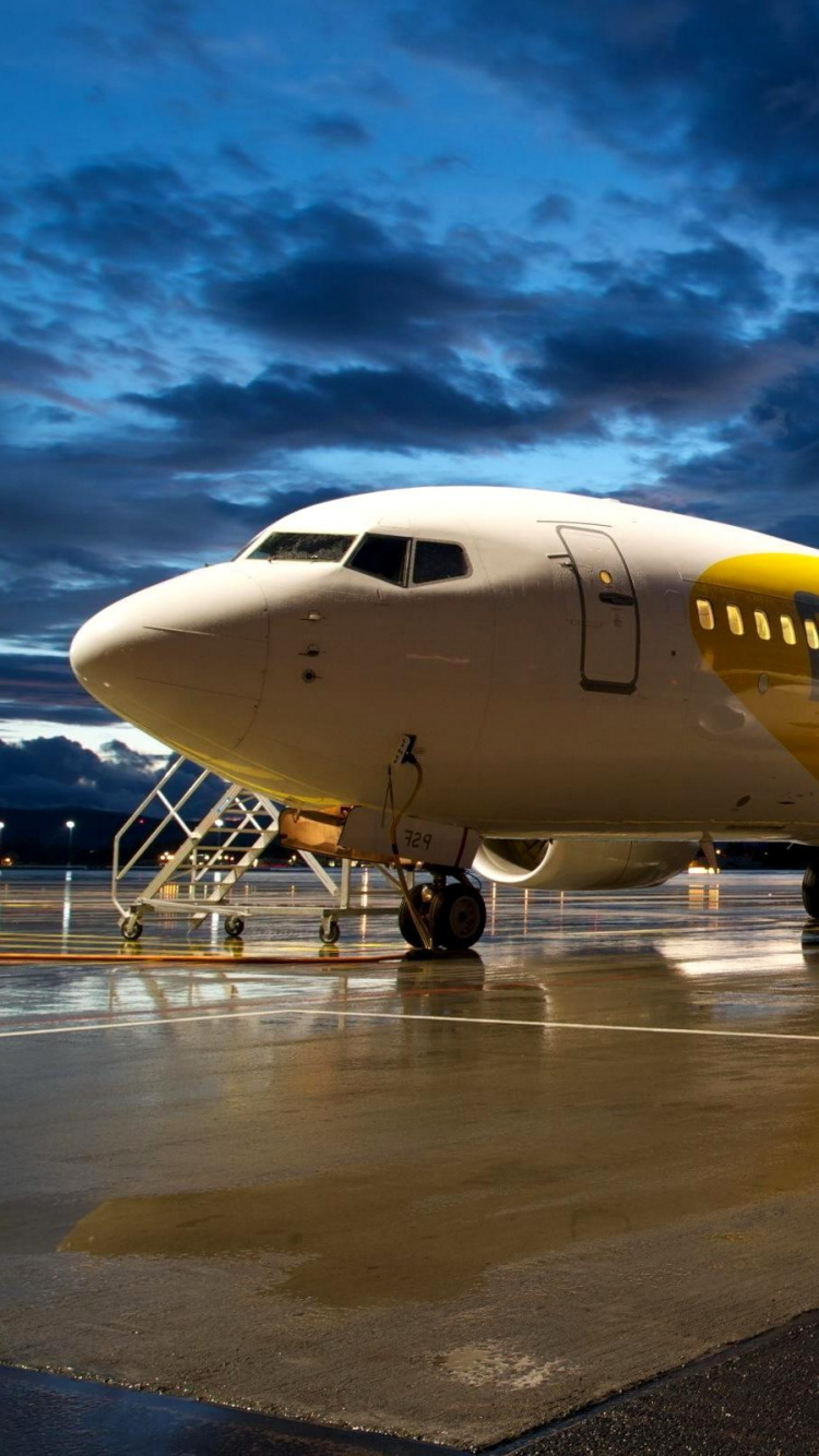 Avion de Ligne Blanc à L'aéroport Pendant la Journée. Wallpaper in 750x1334 Resolution